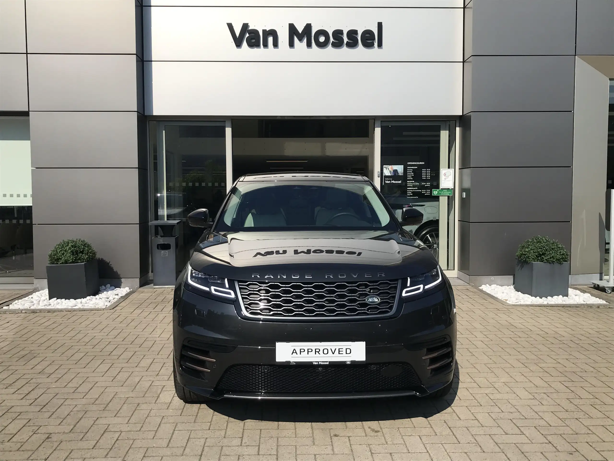 Land Rover - Range Rover Velar