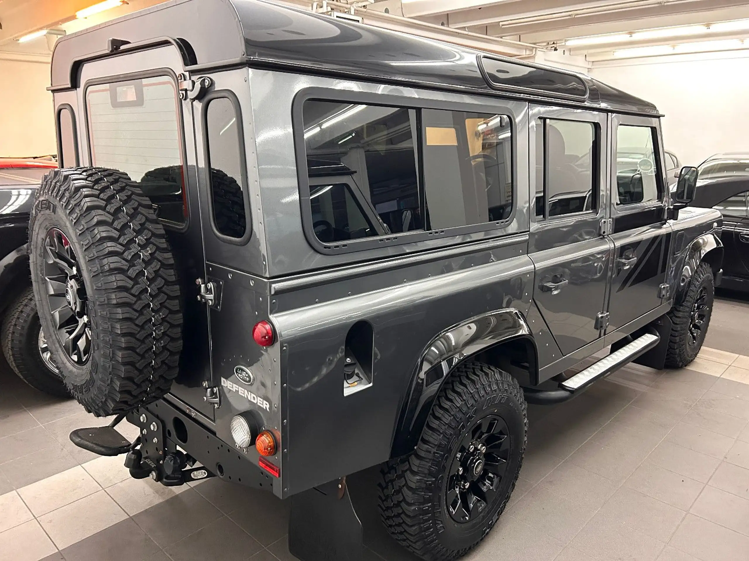 Land Rover - Defender