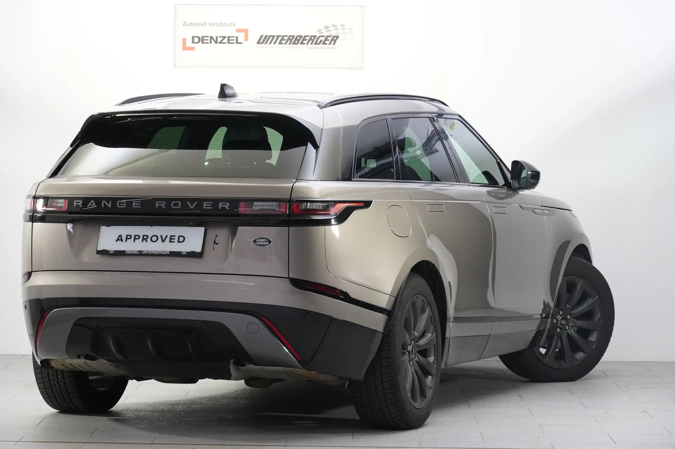 Land Rover - Range Rover Velar