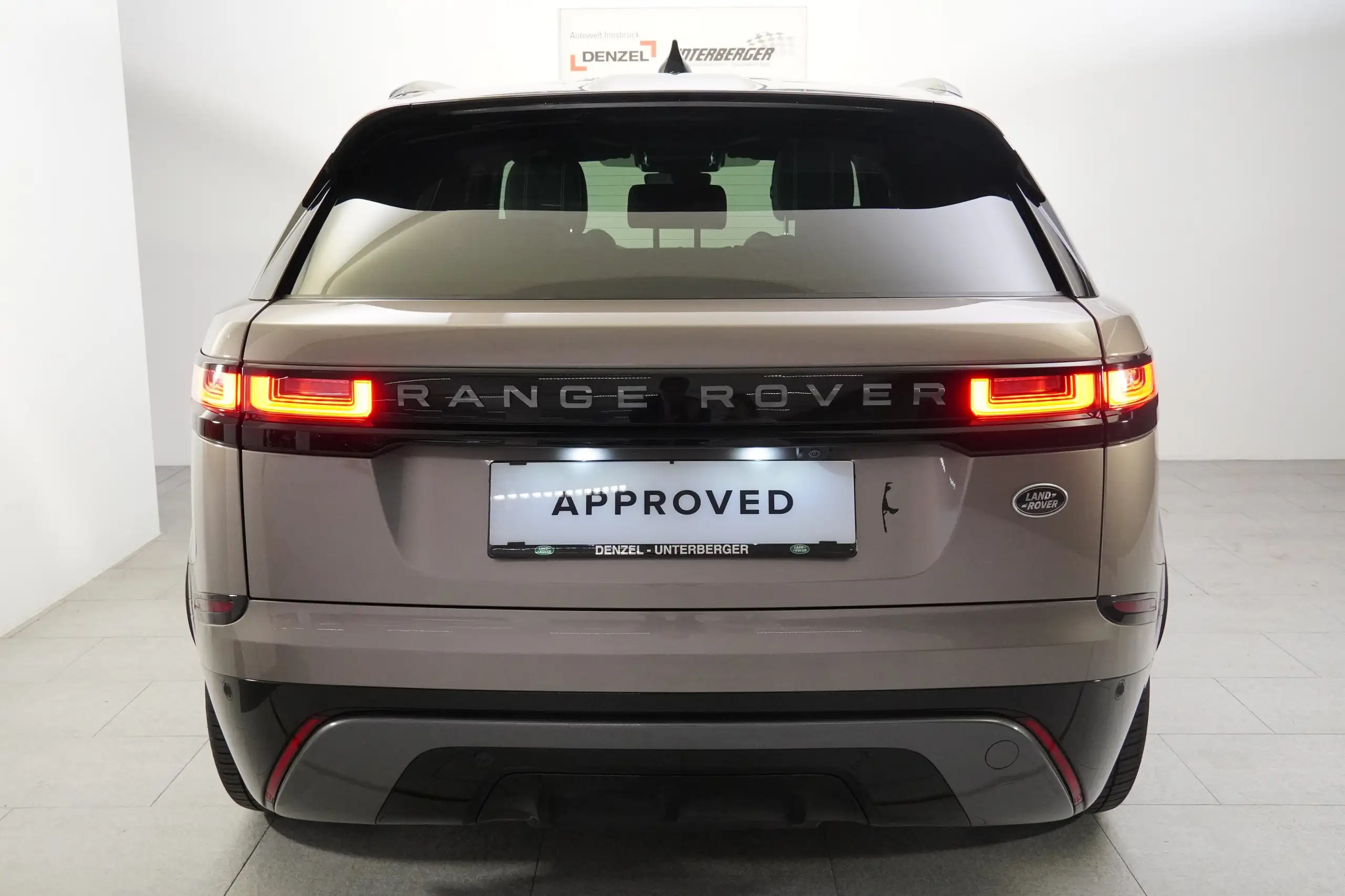 Land Rover - Range Rover Velar