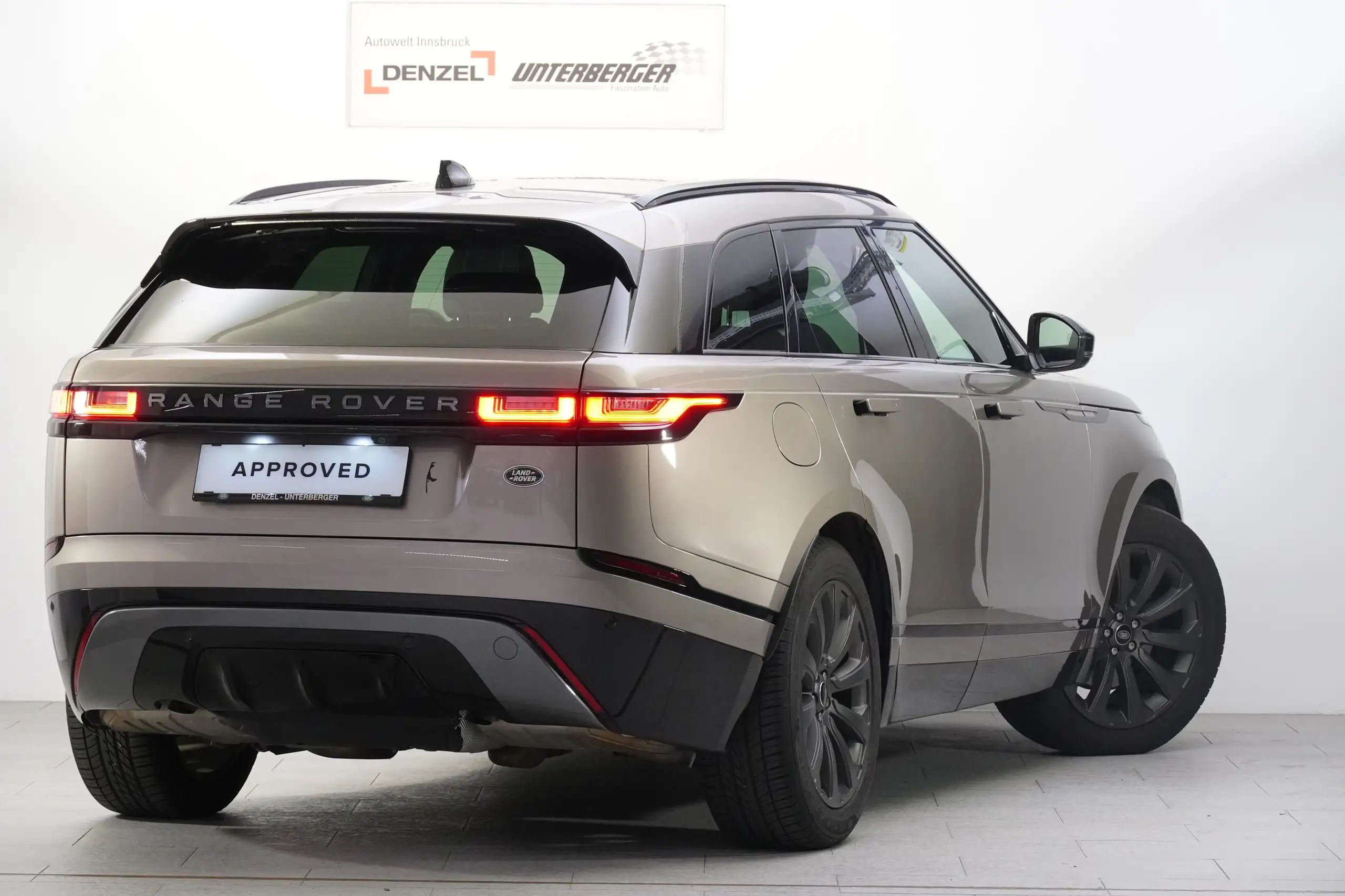 Land Rover - Range Rover Velar