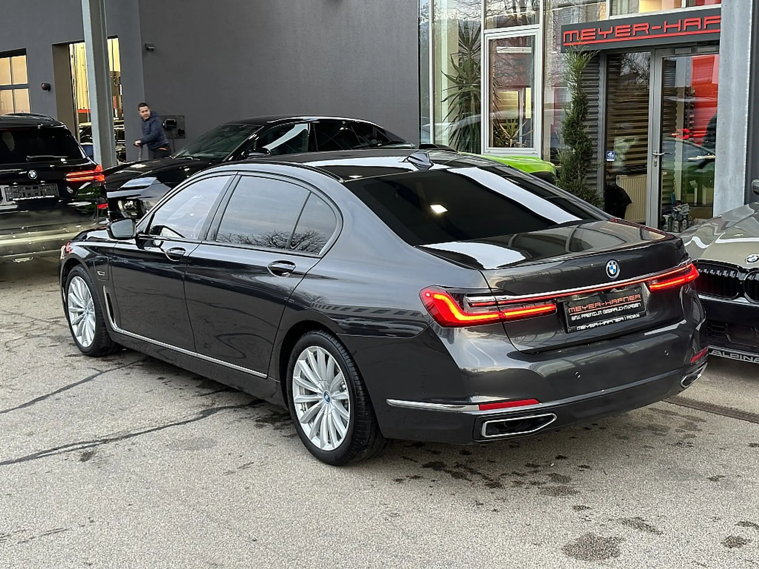 BMW - 745