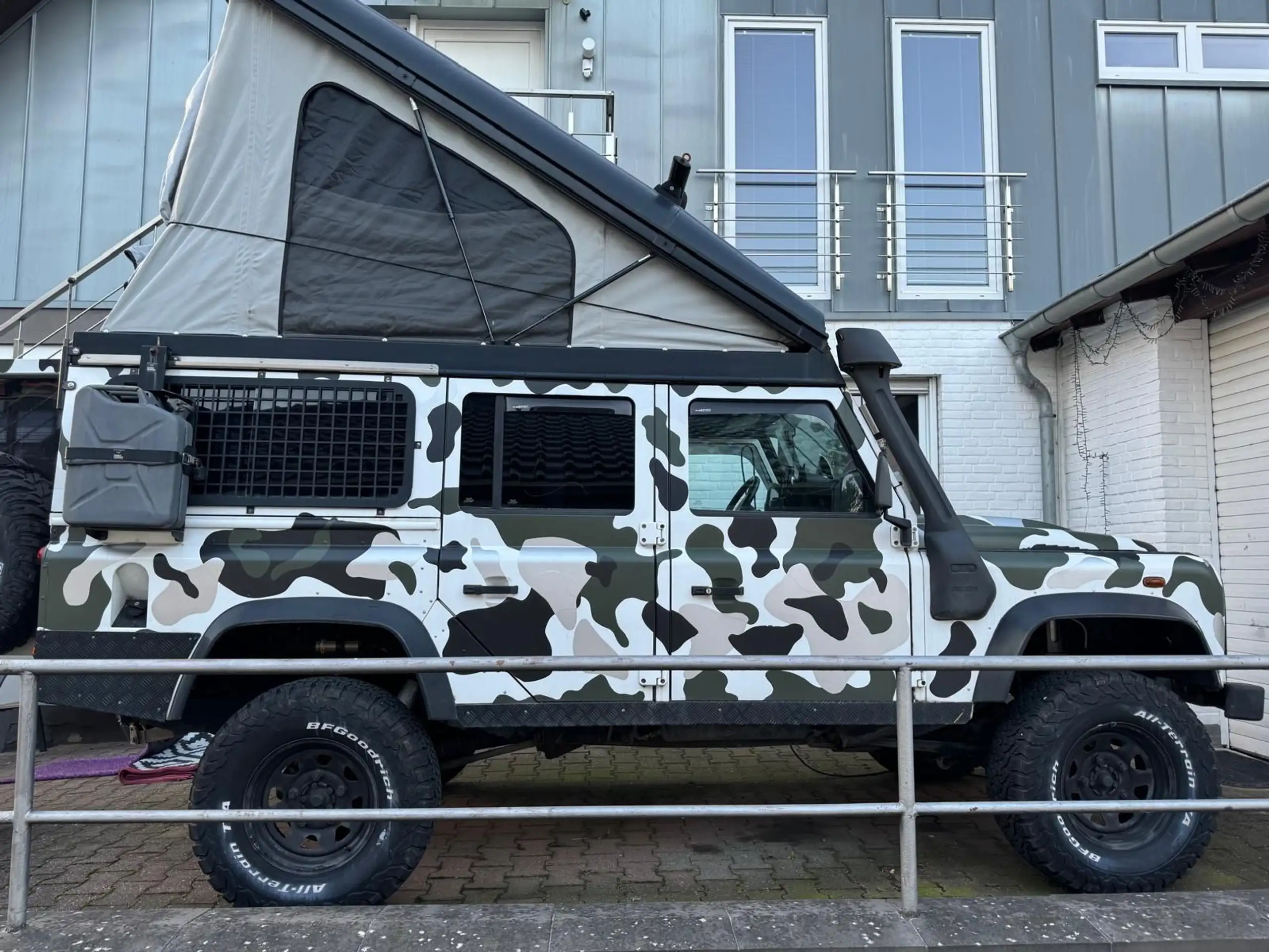 Land Rover - Defender