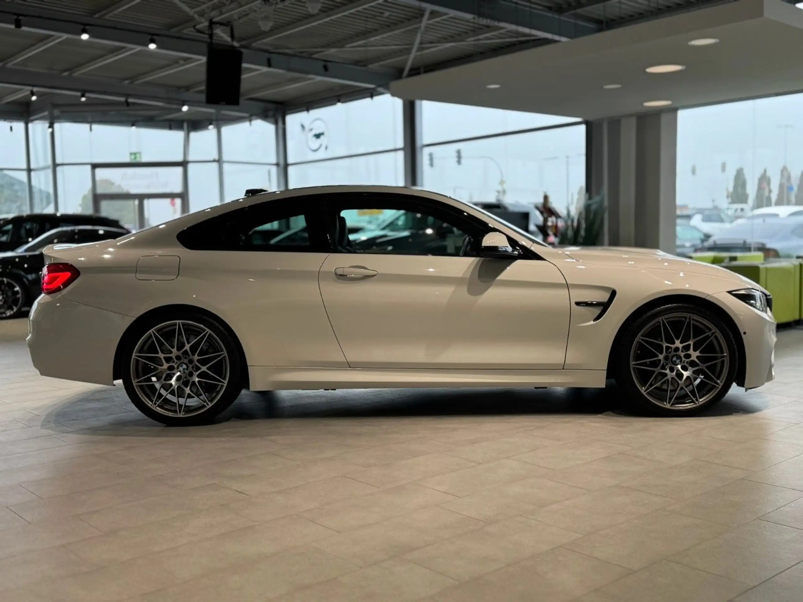 BMW - M4