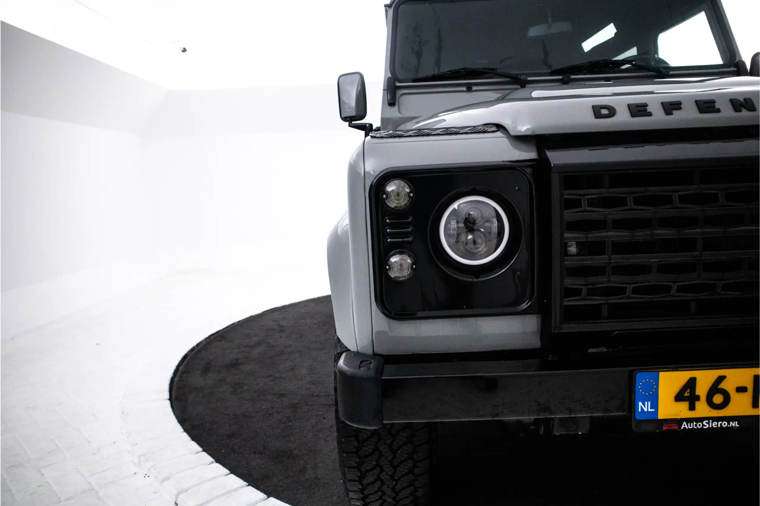 Land Rover - Defender