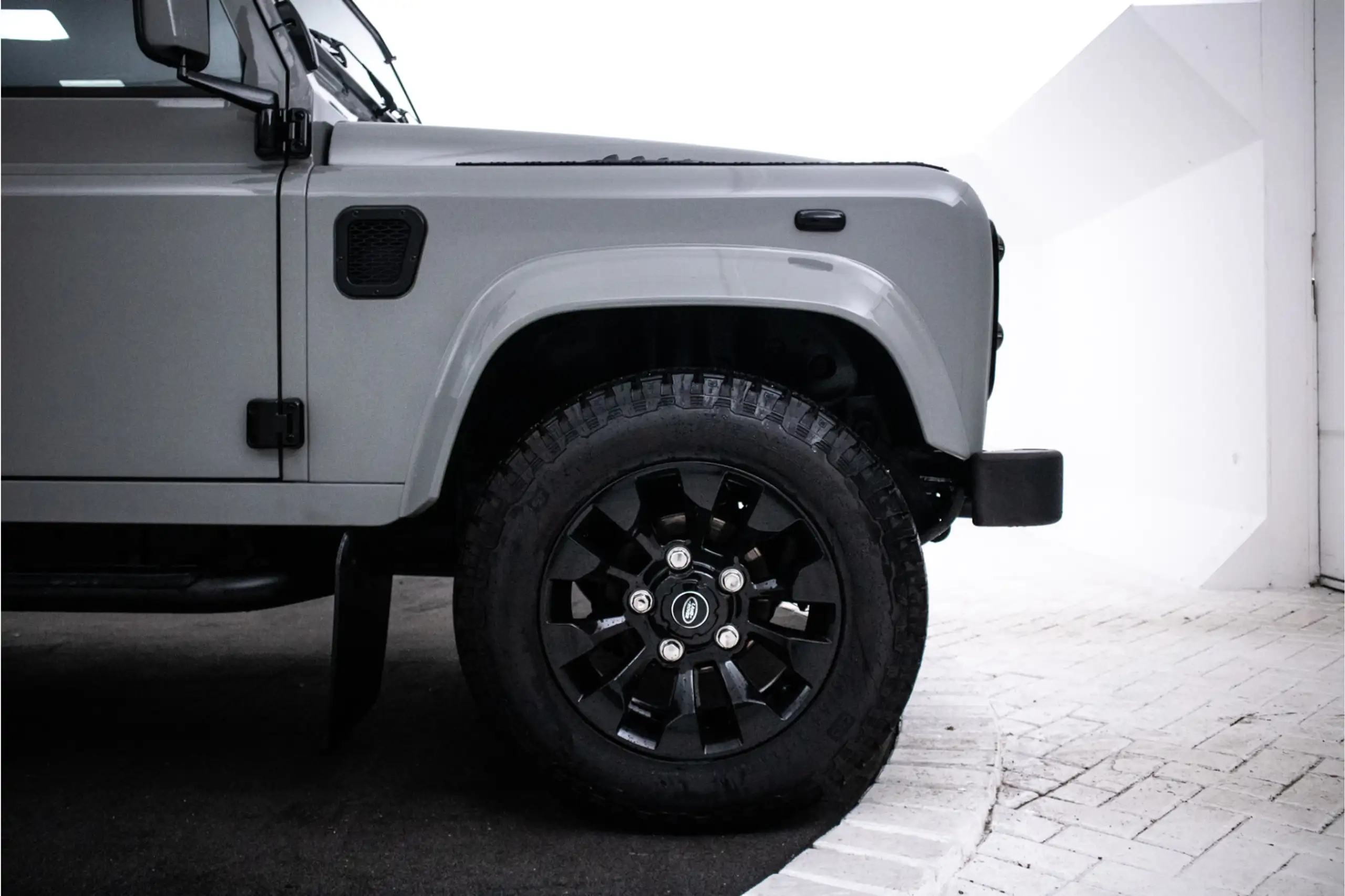 Land Rover - Defender