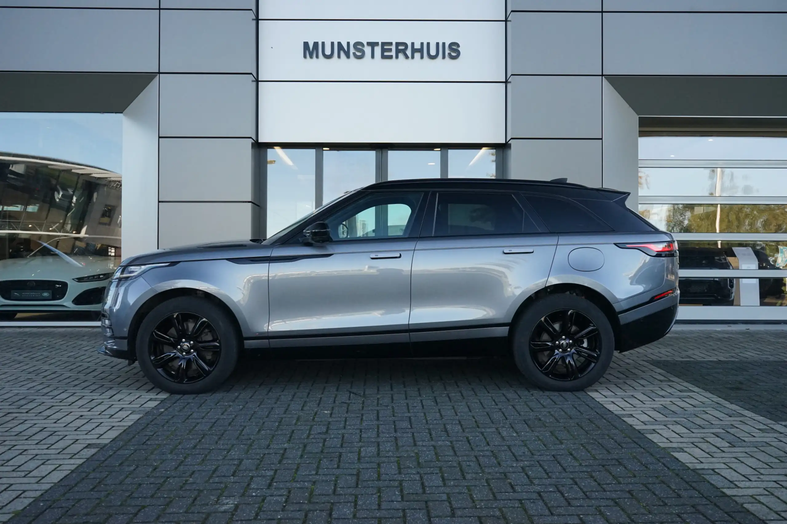 Land Rover - Range Rover Velar