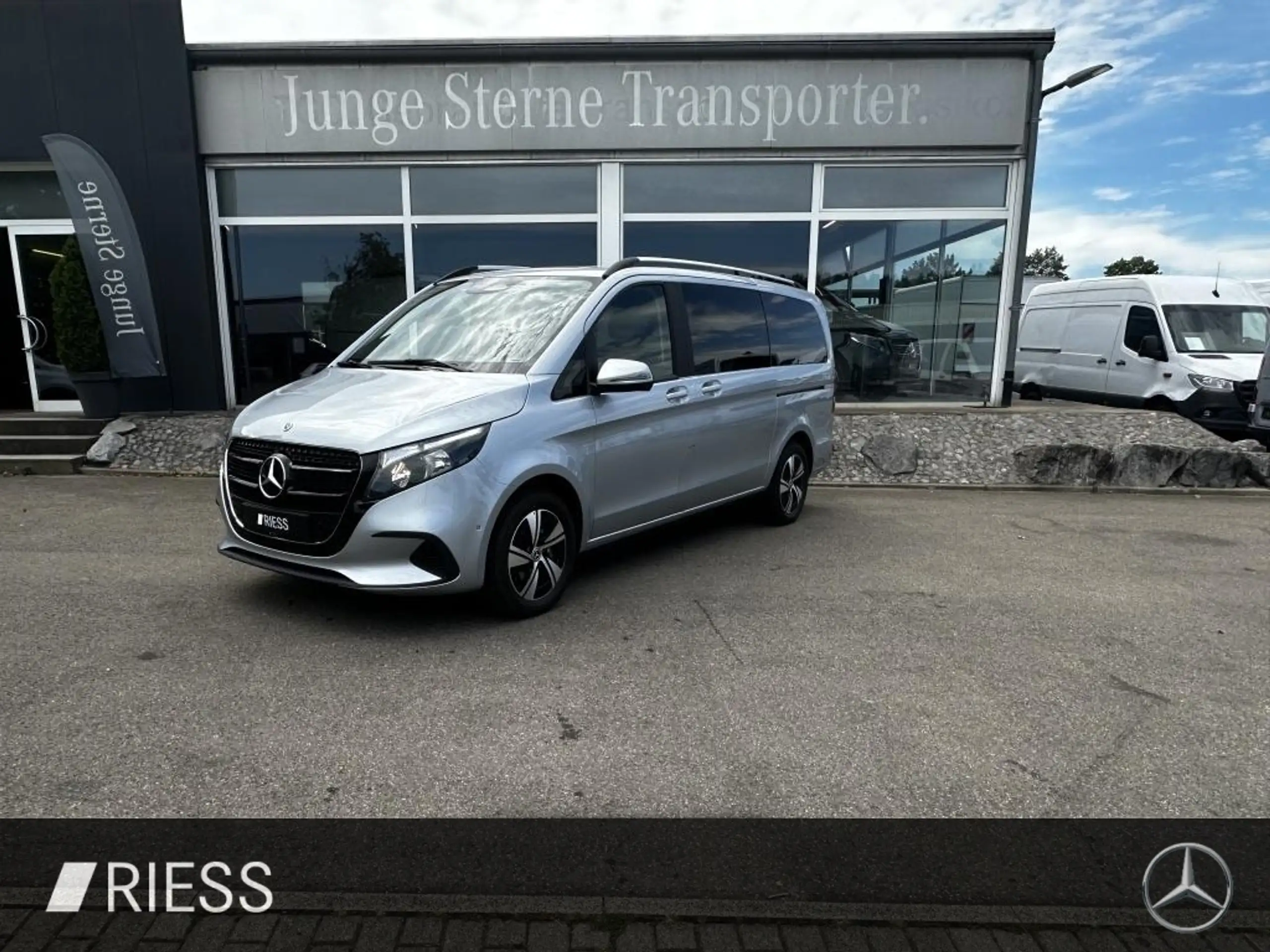 Mercedes-Benz - V 220