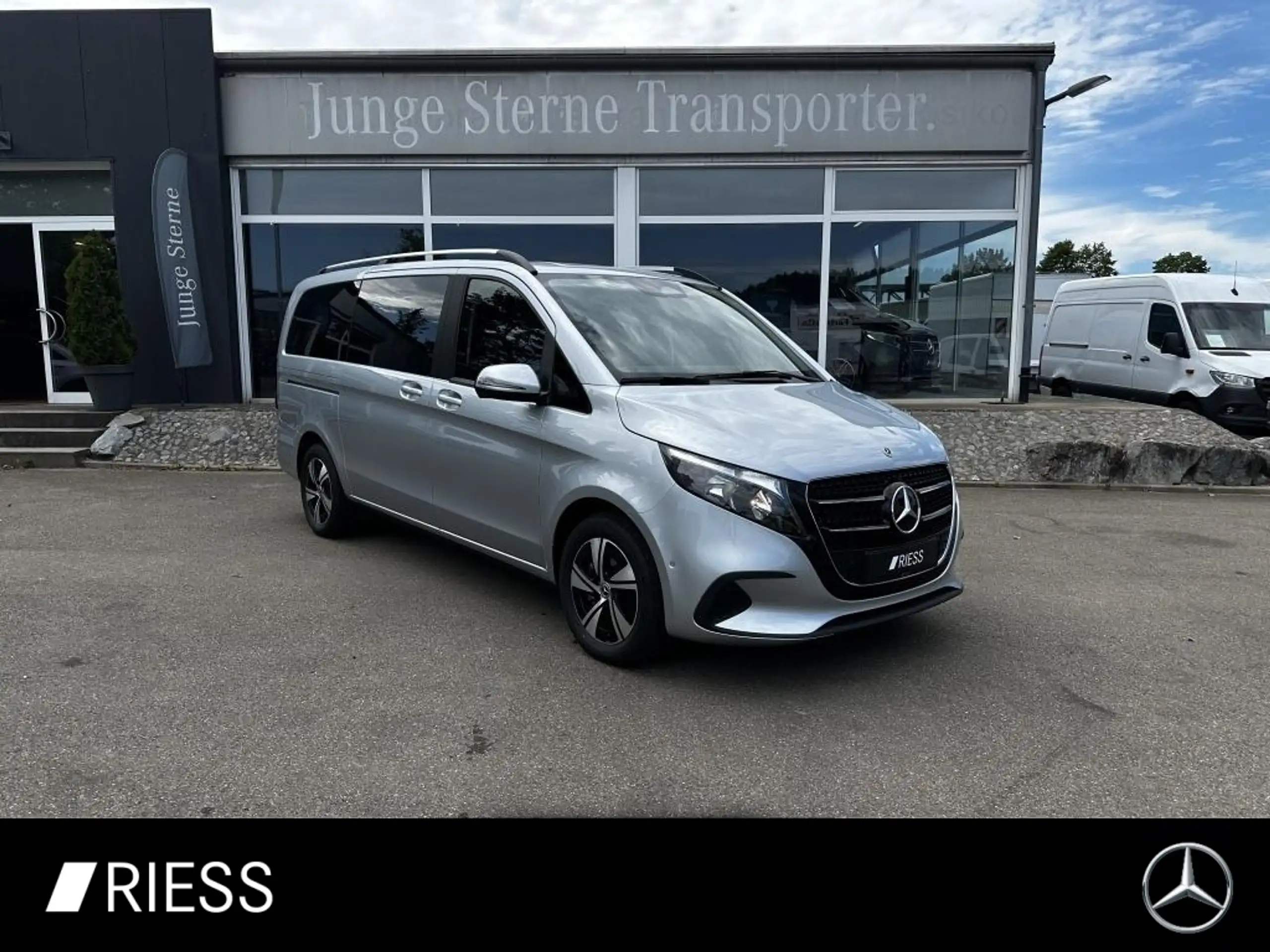 Mercedes-Benz - V 220