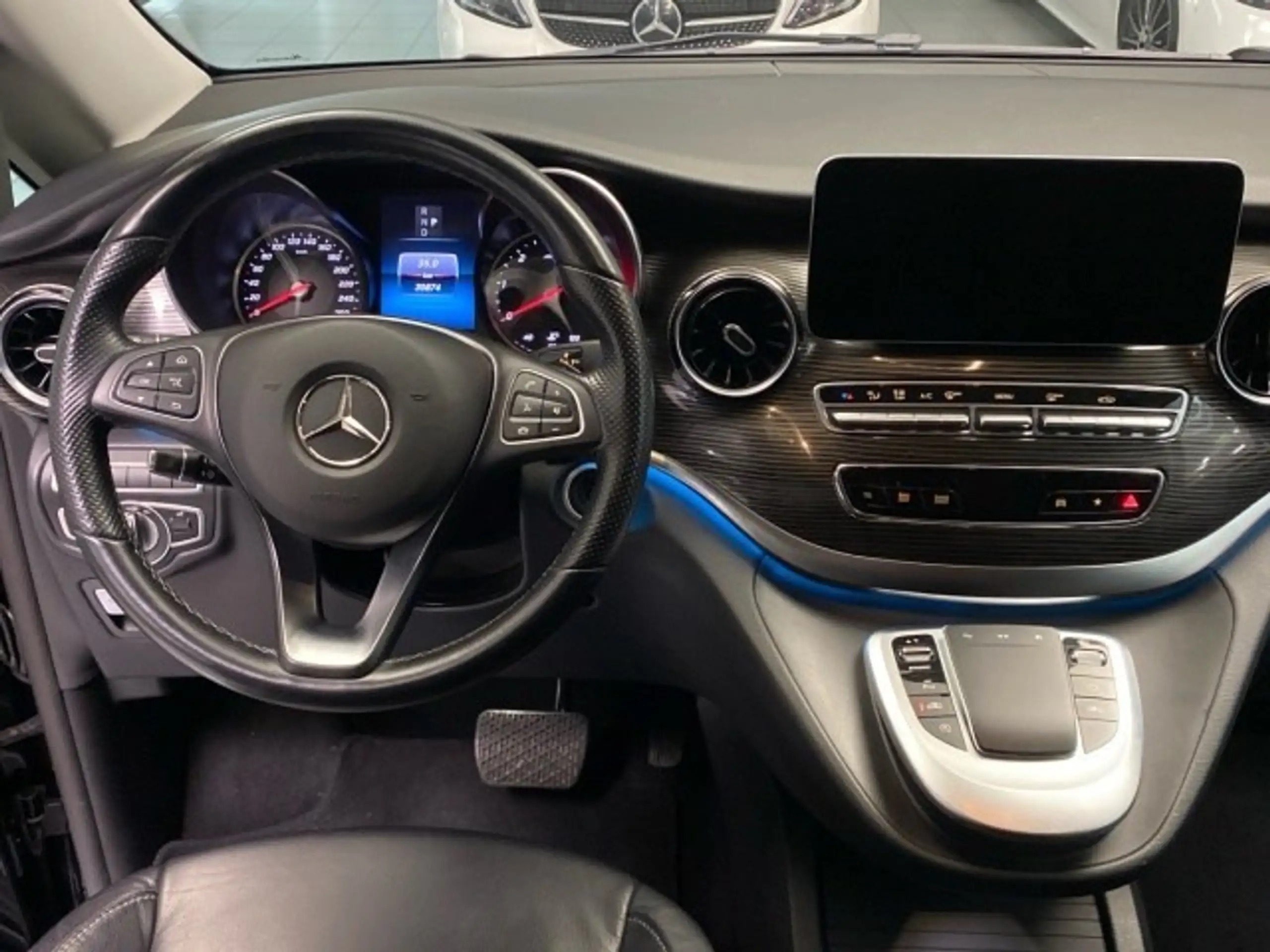 Mercedes-Benz - V 220