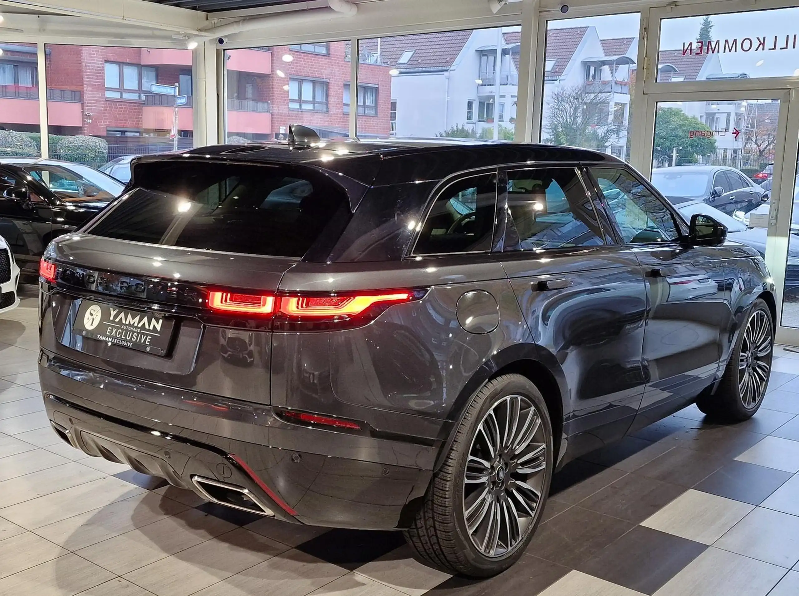 Land Rover - Range Rover Velar