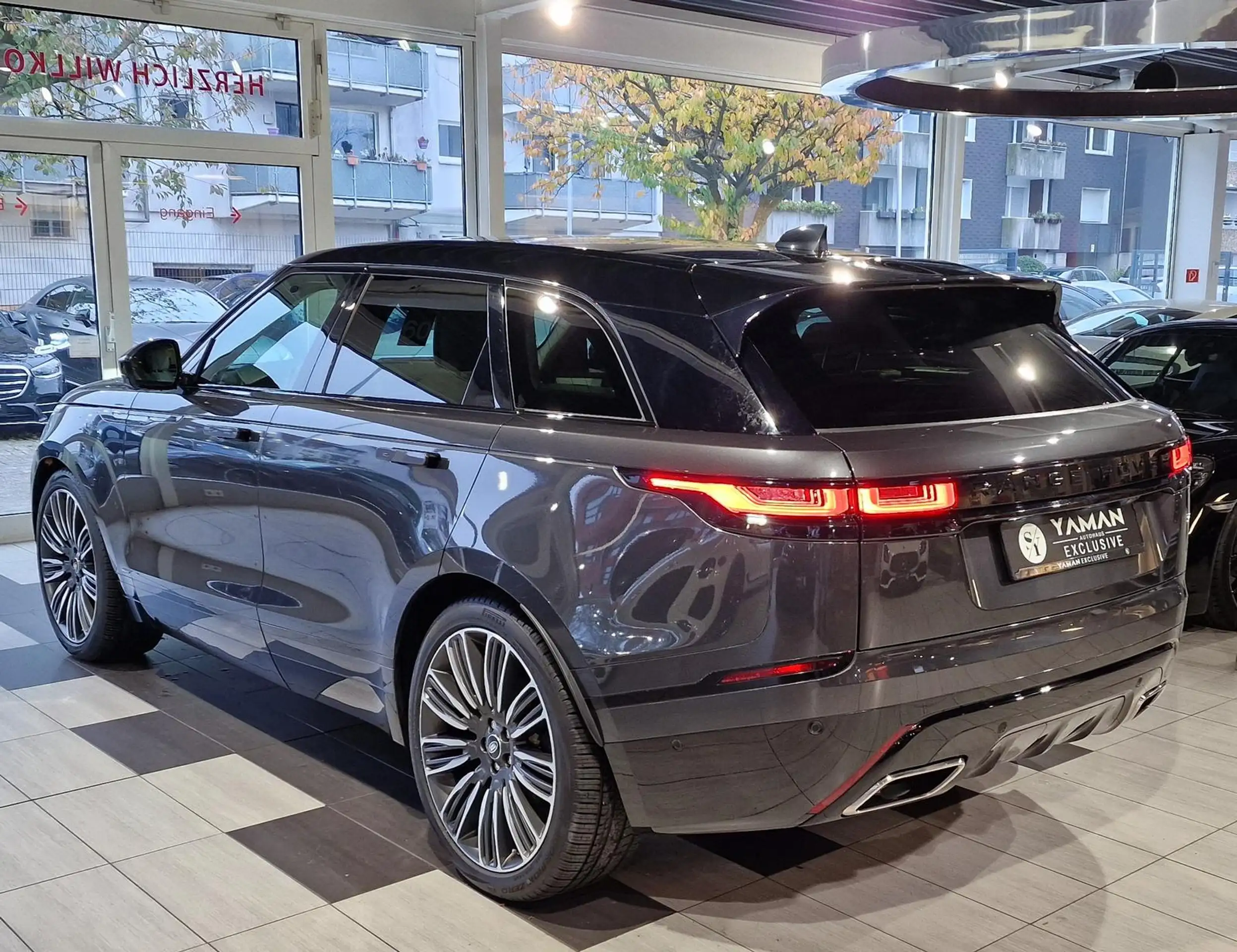 Land Rover - Range Rover Velar