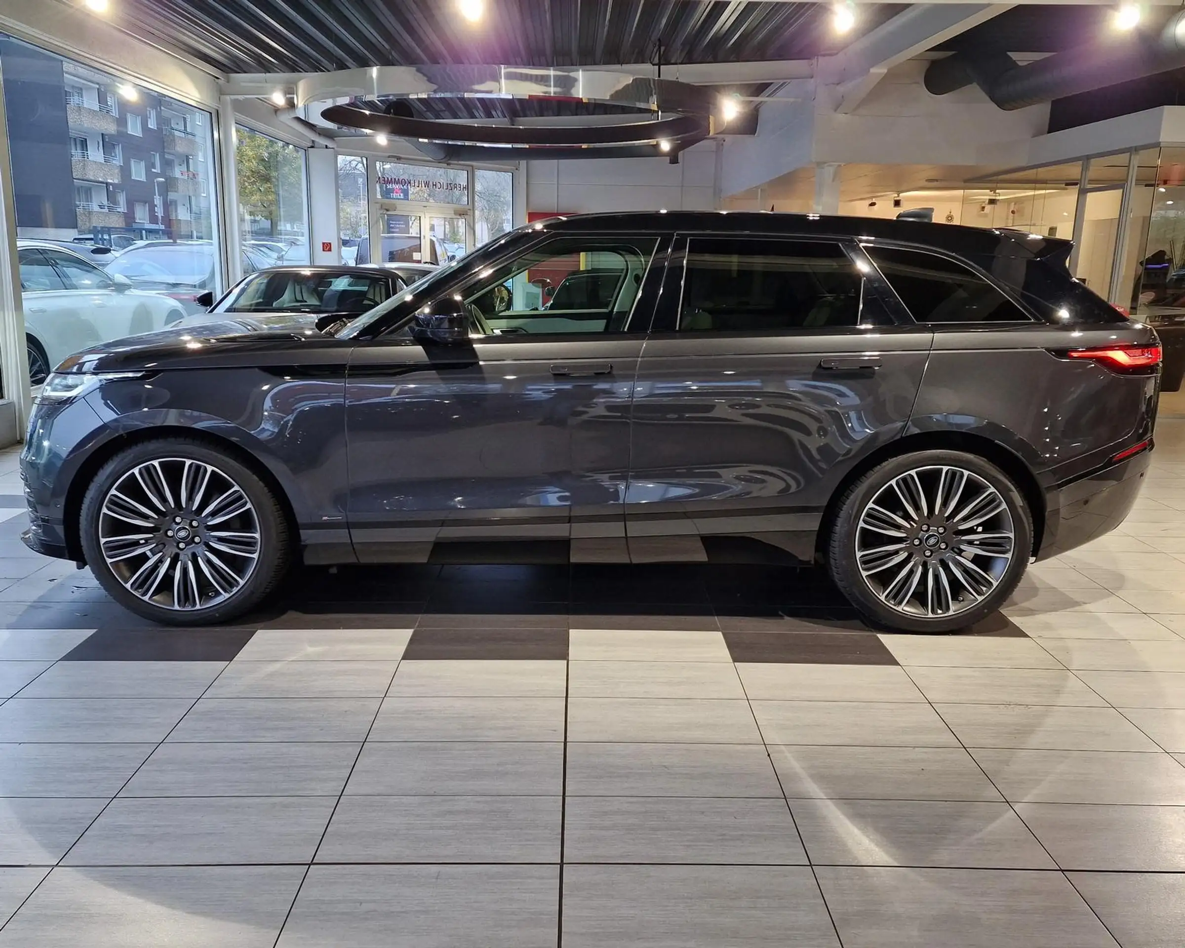 Land Rover - Range Rover Velar