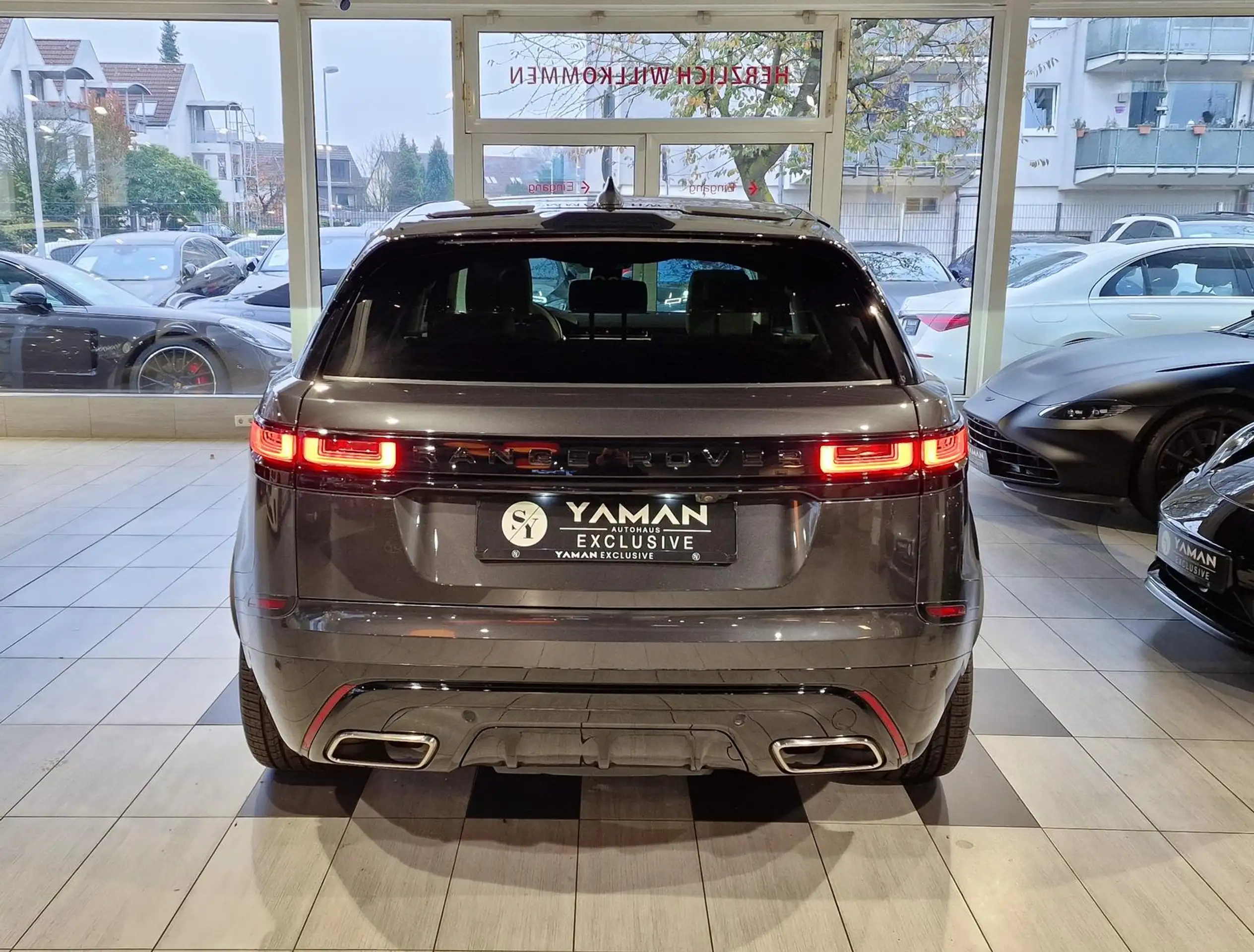 Land Rover - Range Rover Velar