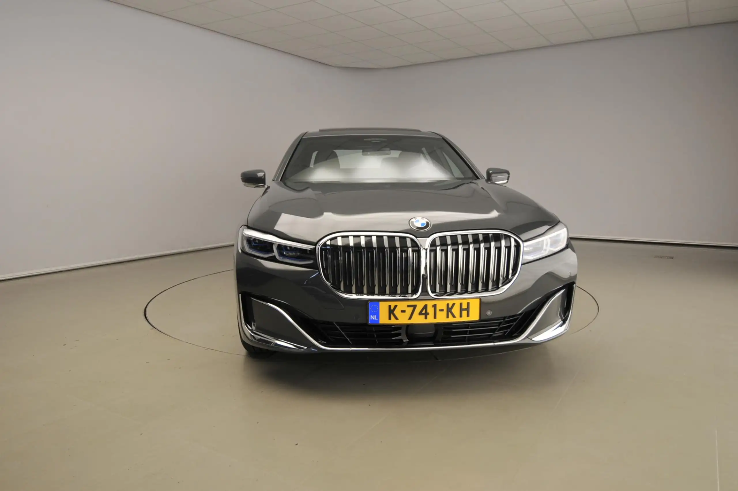 BMW - 745