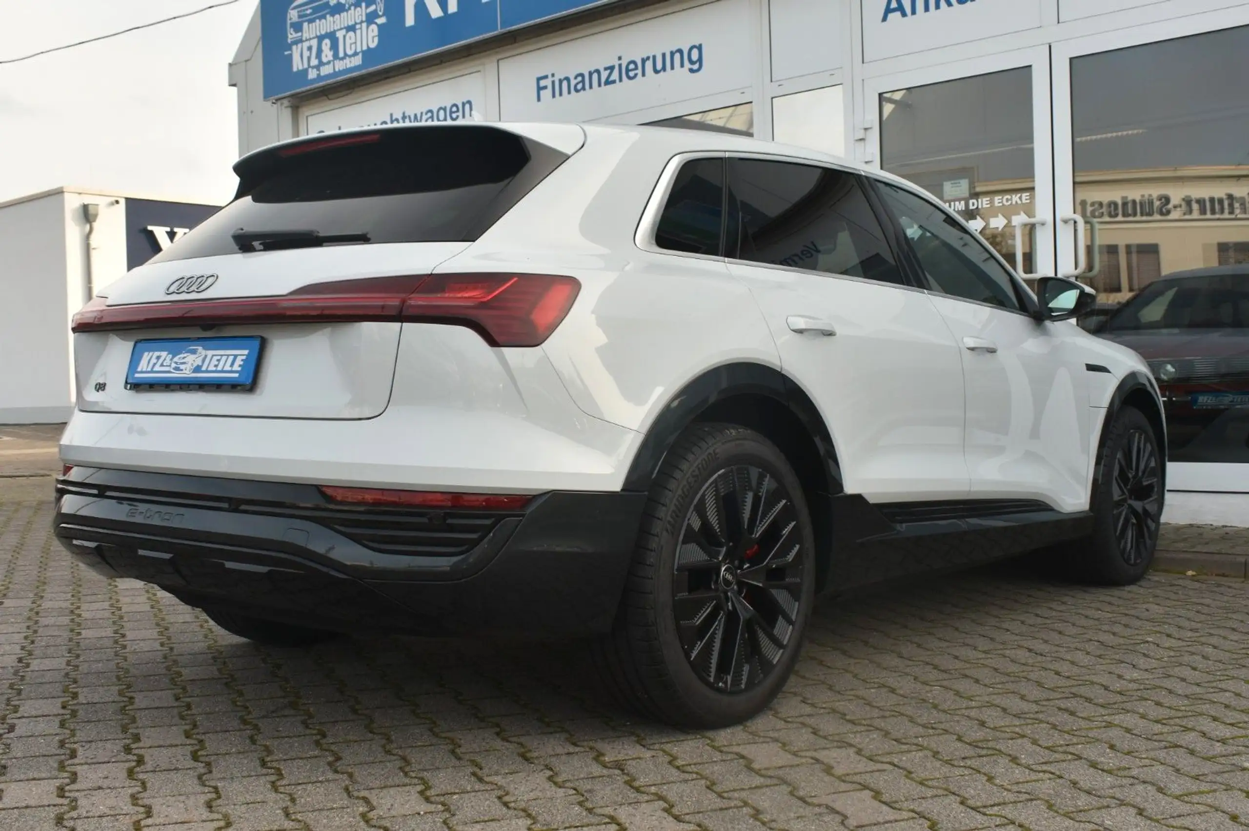 Audi - Q8