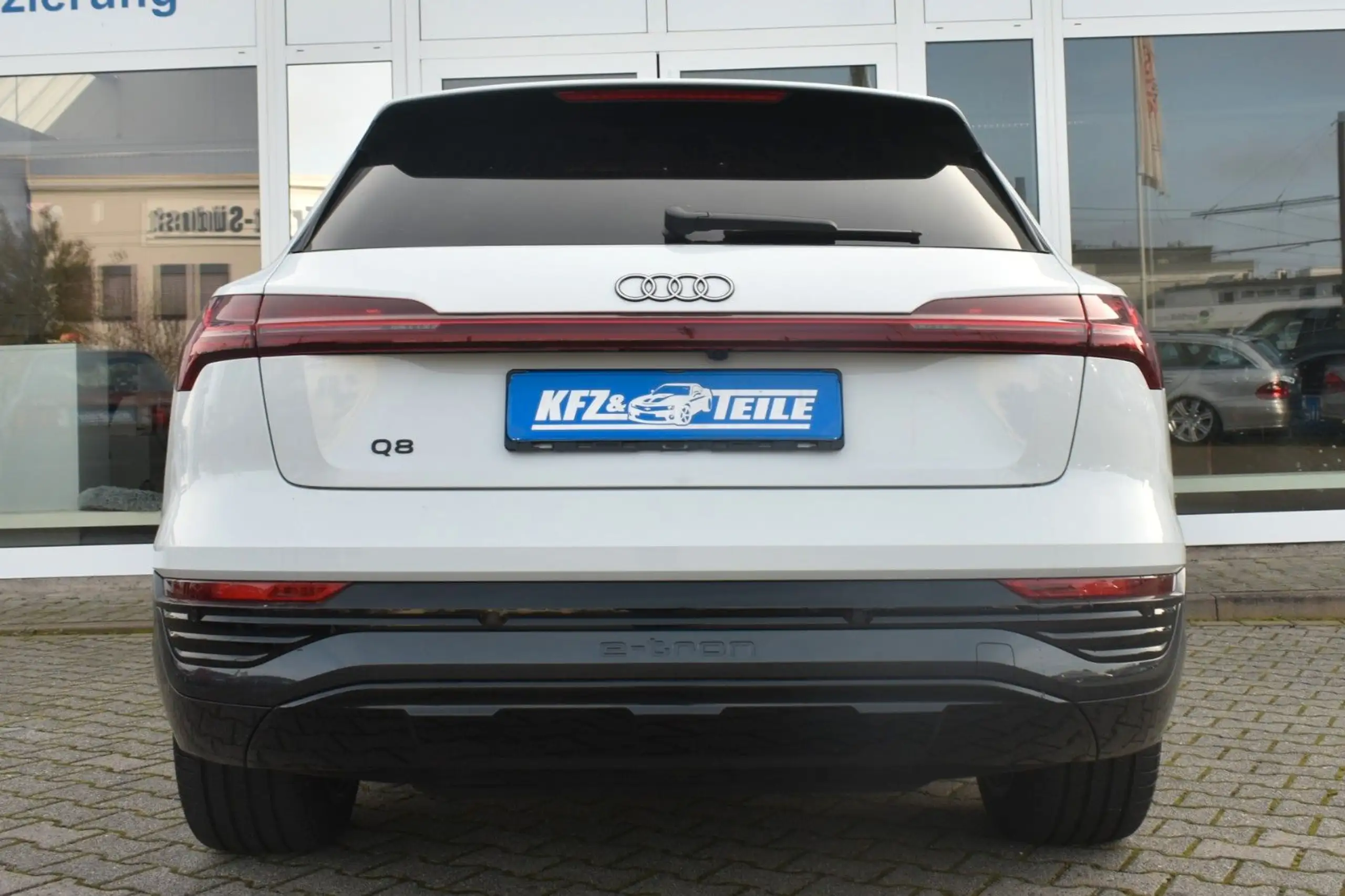 Audi - Q8