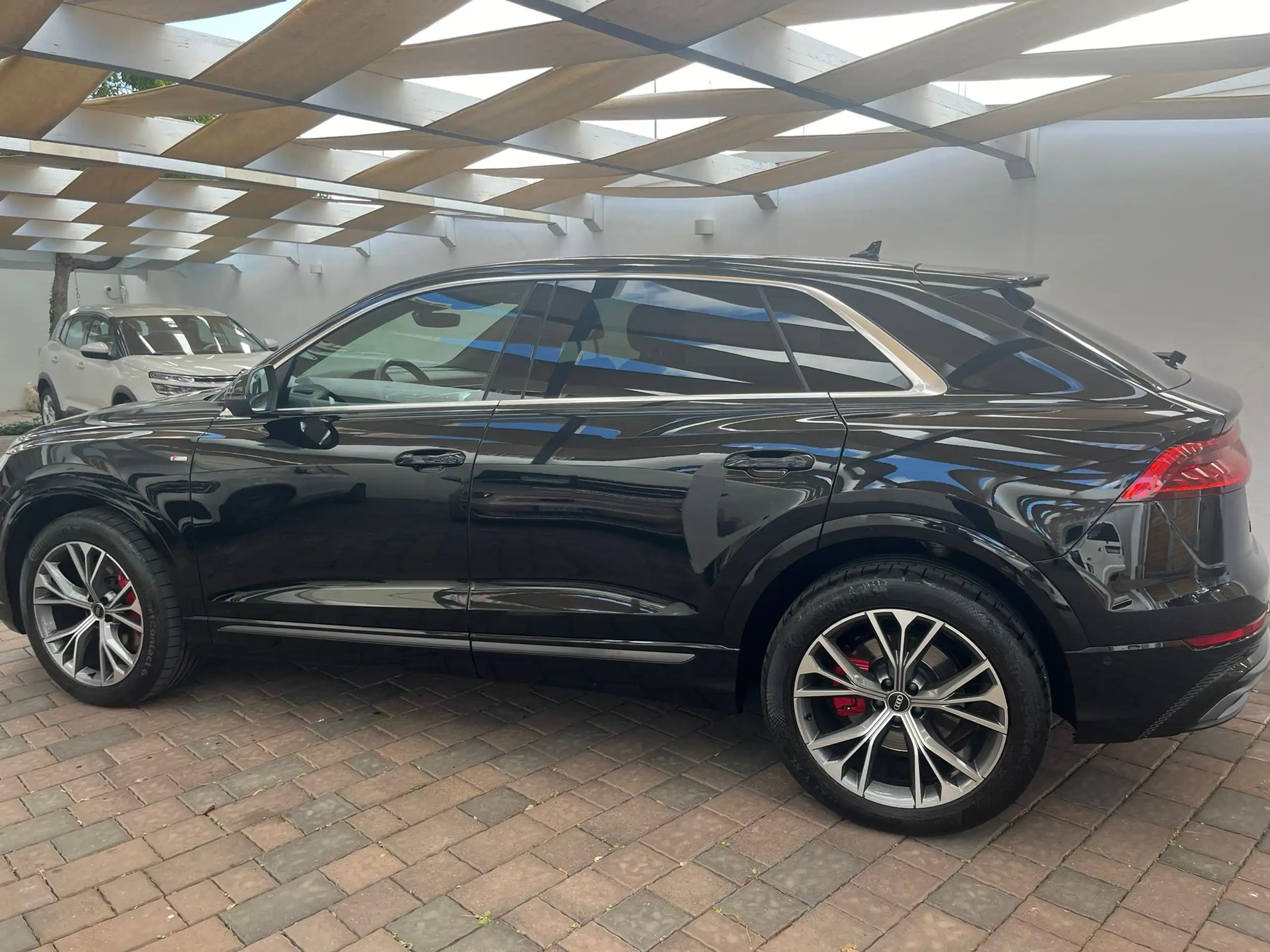 Audi - Q8