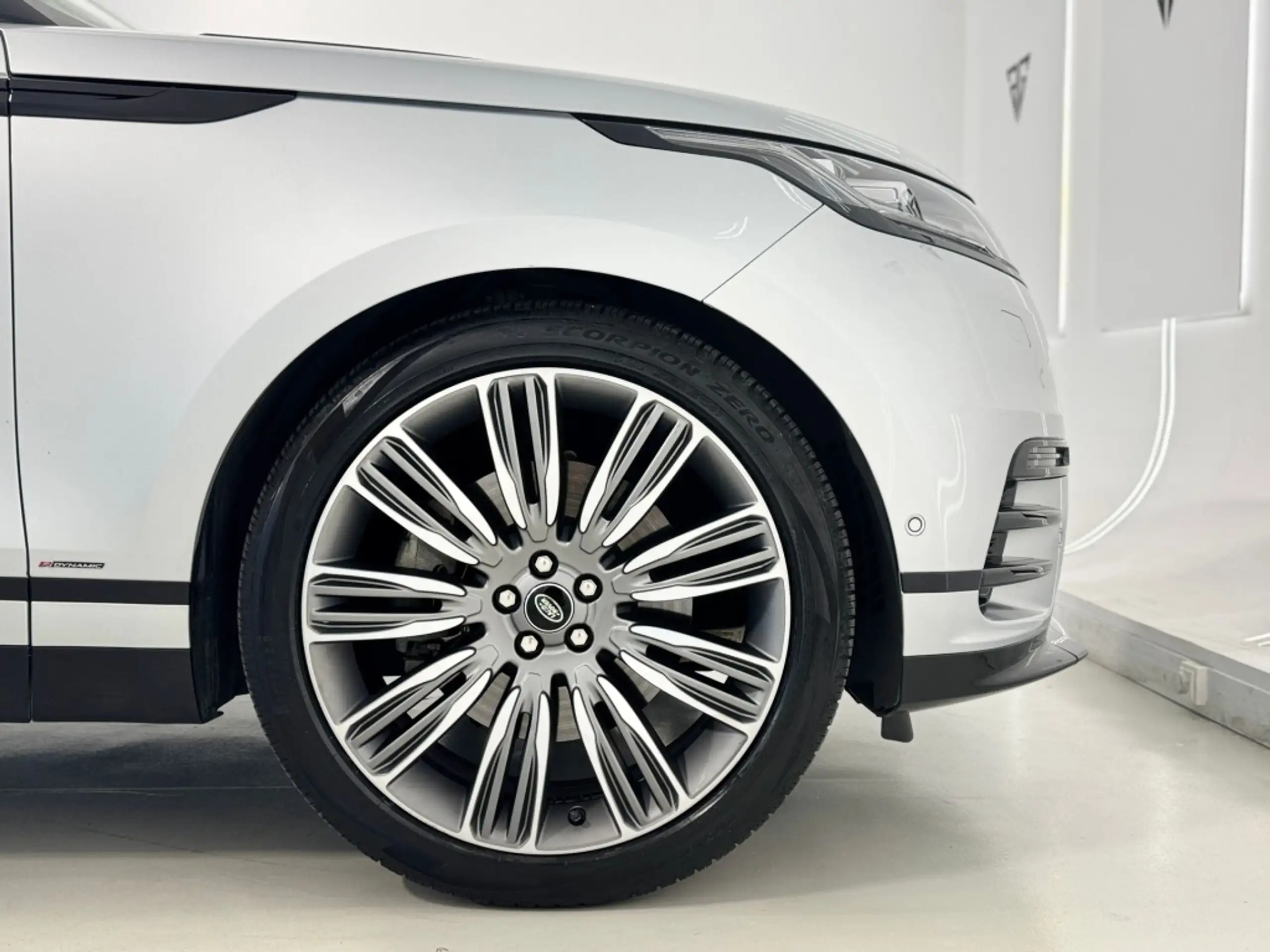 Land Rover - Range Rover Velar