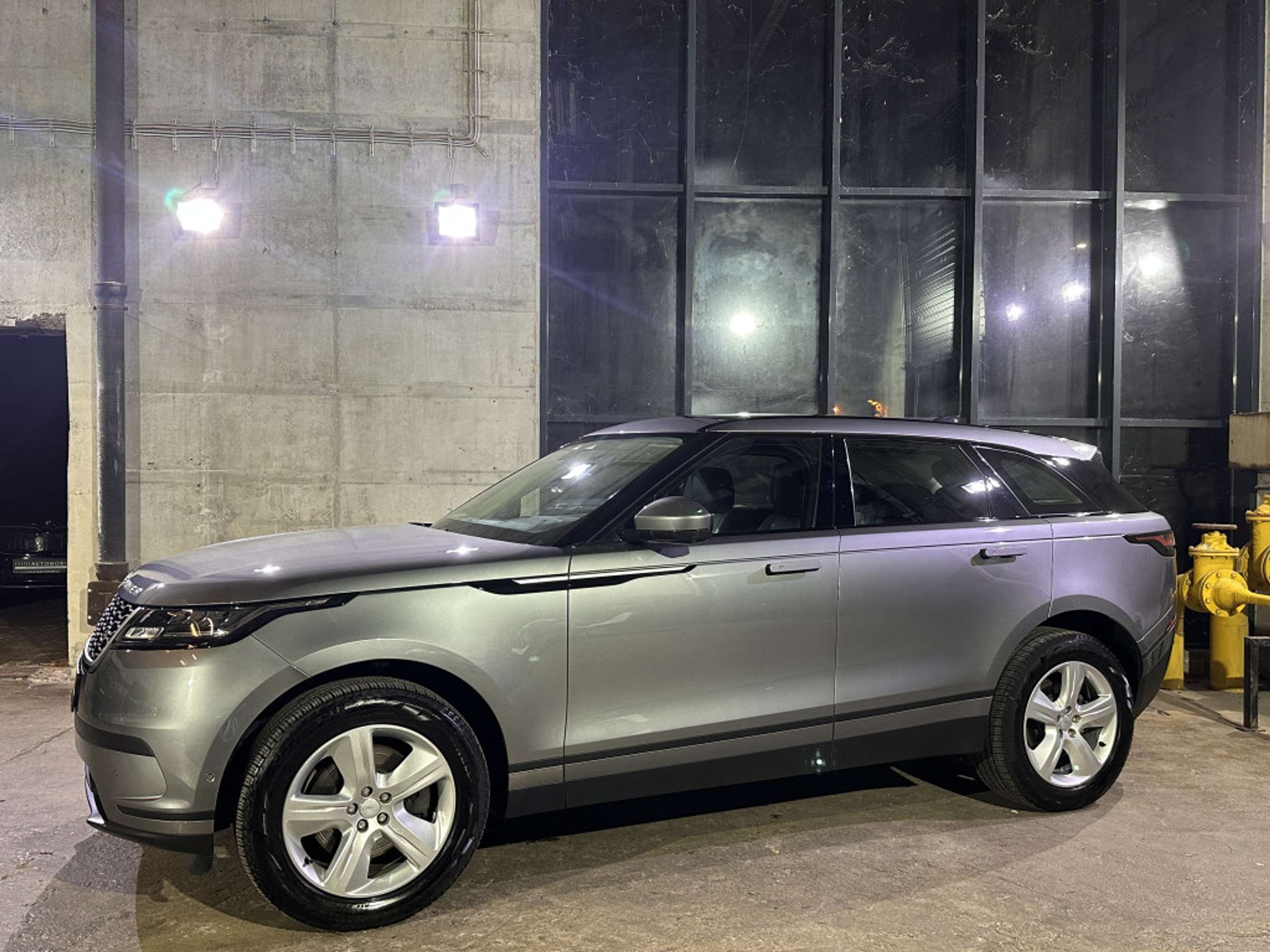 Land Rover - Range Rover Velar