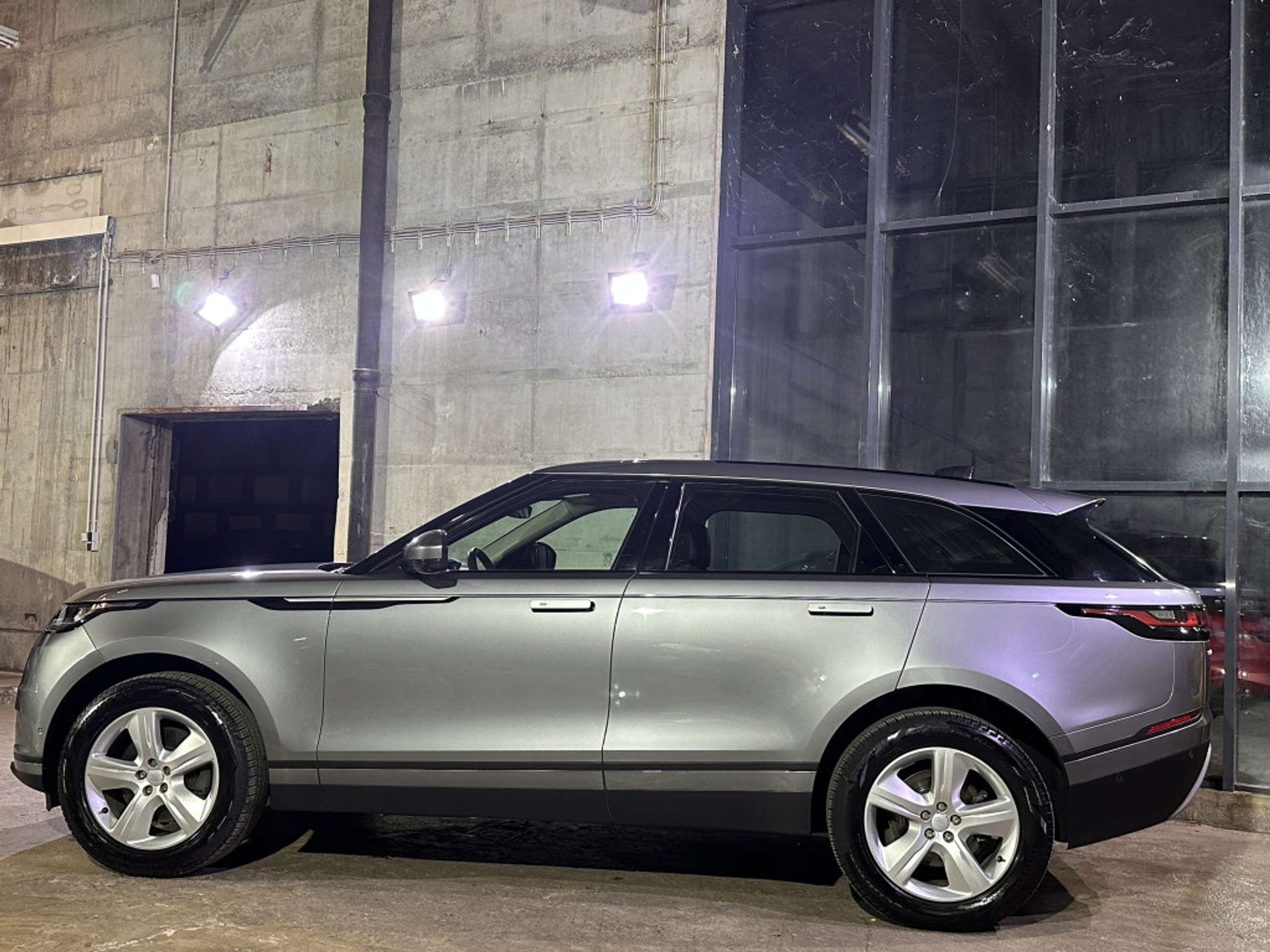 Land Rover - Range Rover Velar