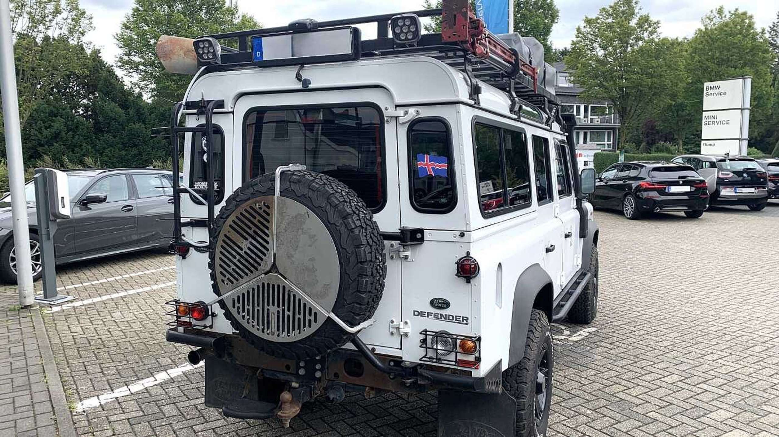 Land Rover - Defender