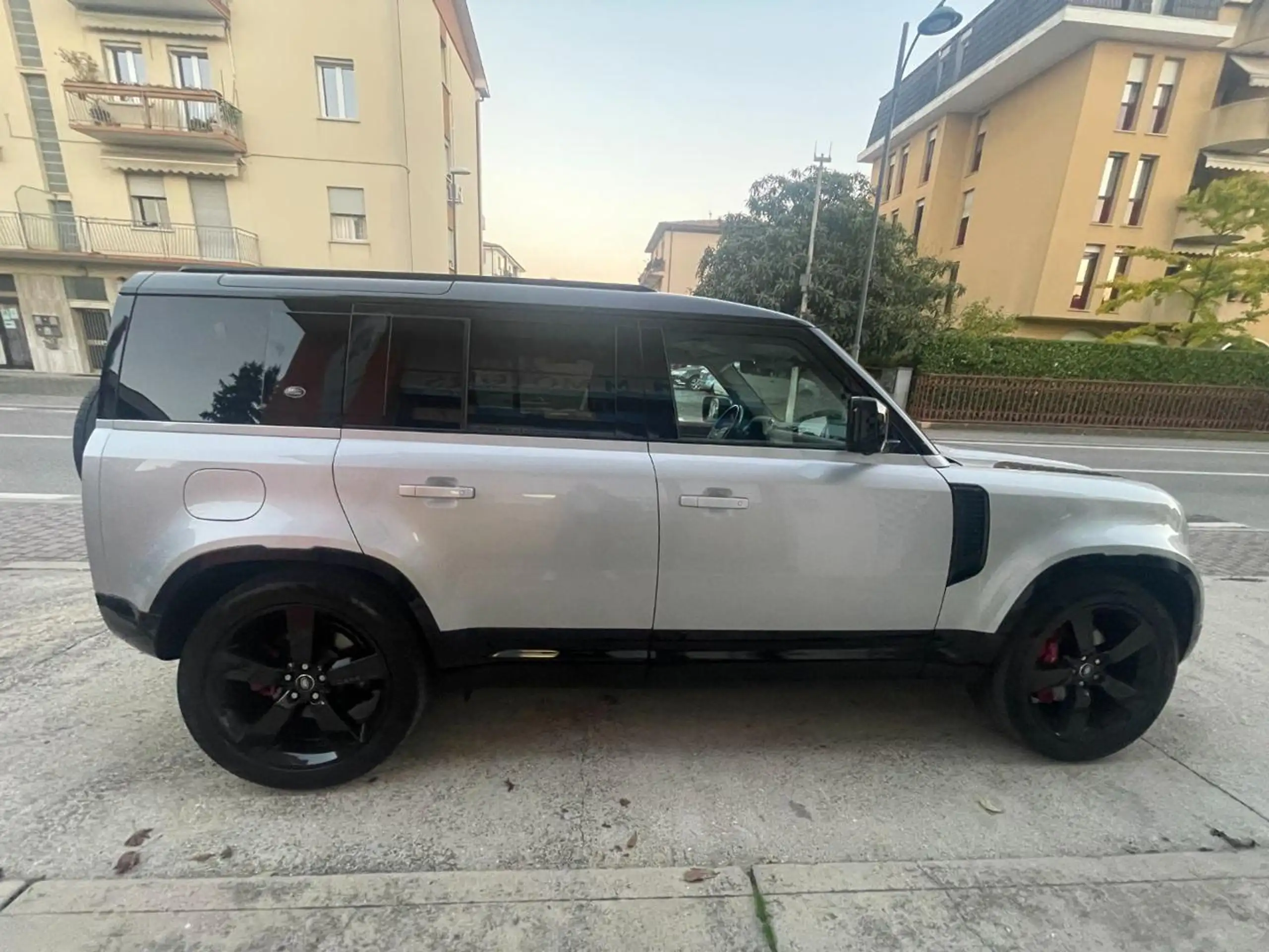 Land Rover - Defender