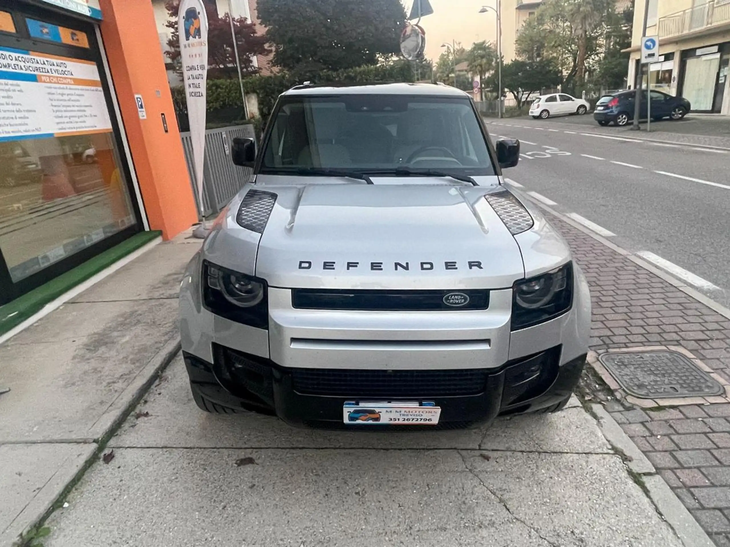 Land Rover - Defender