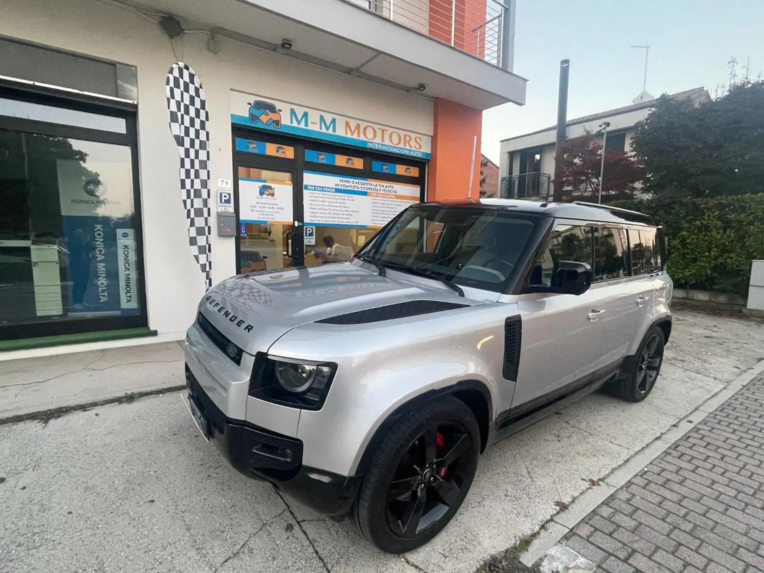 Land Rover - Defender