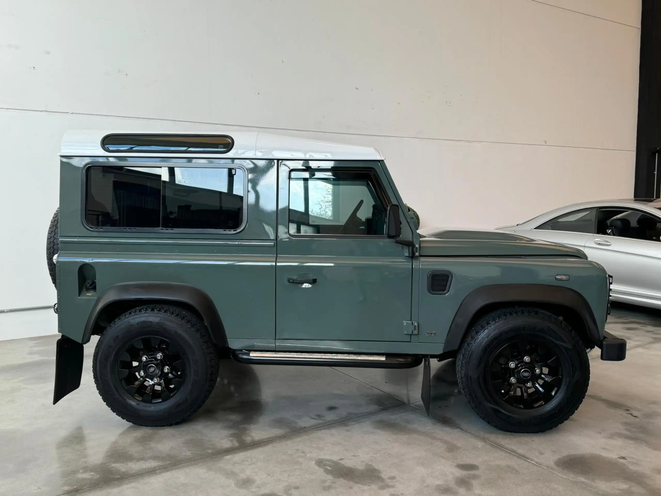 Land Rover - Defender