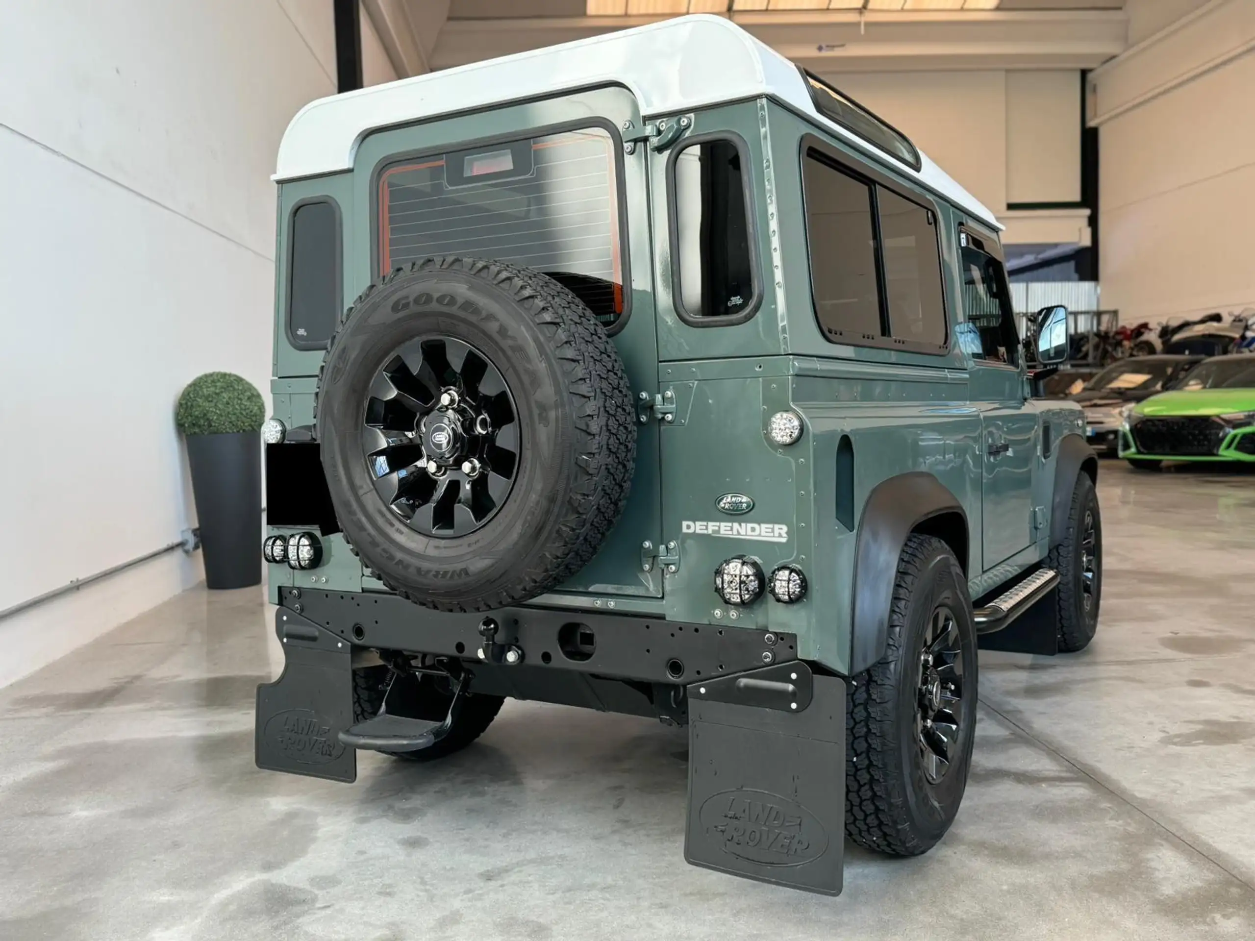 Land Rover - Defender