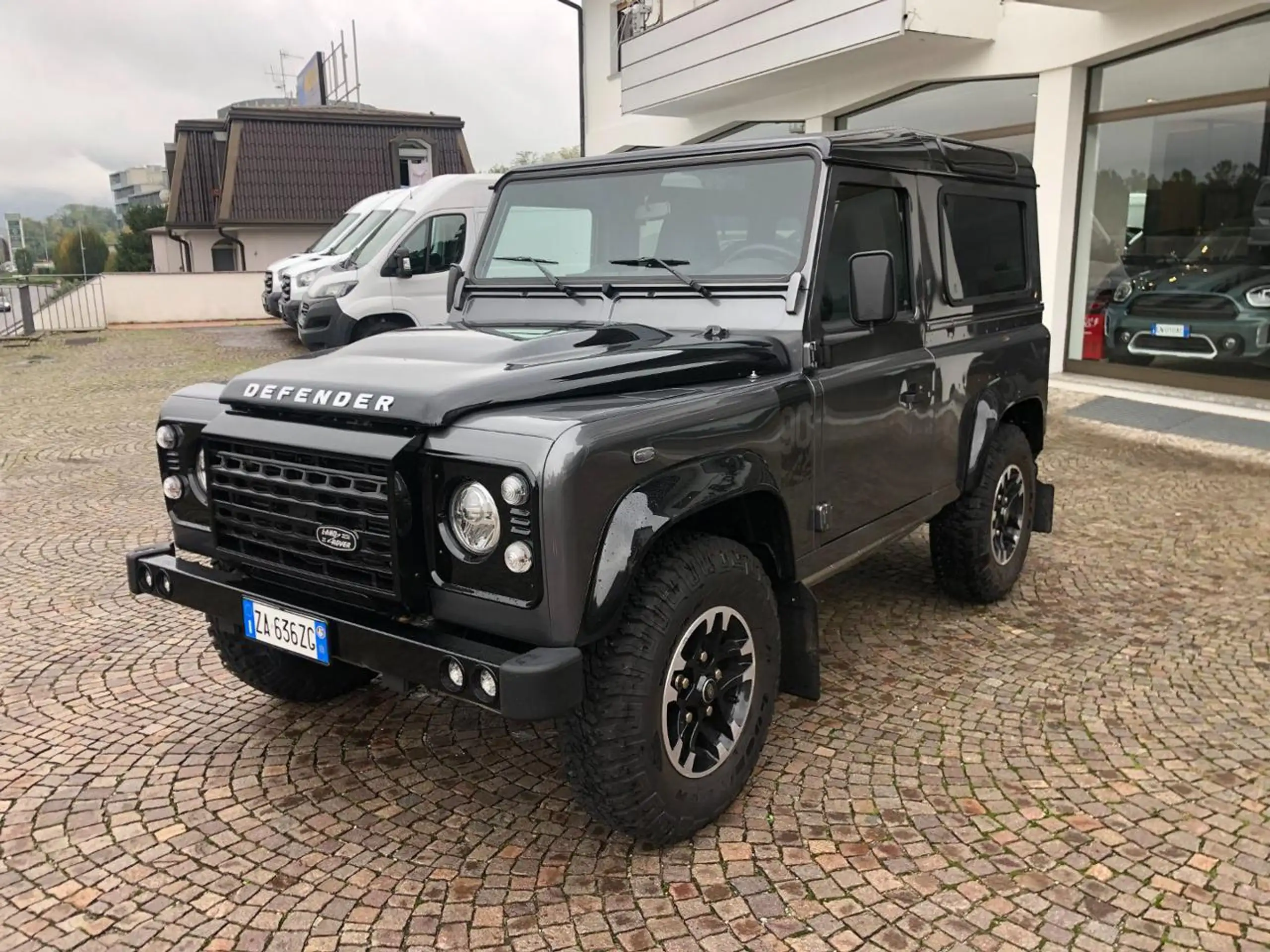 Land Rover - Defender