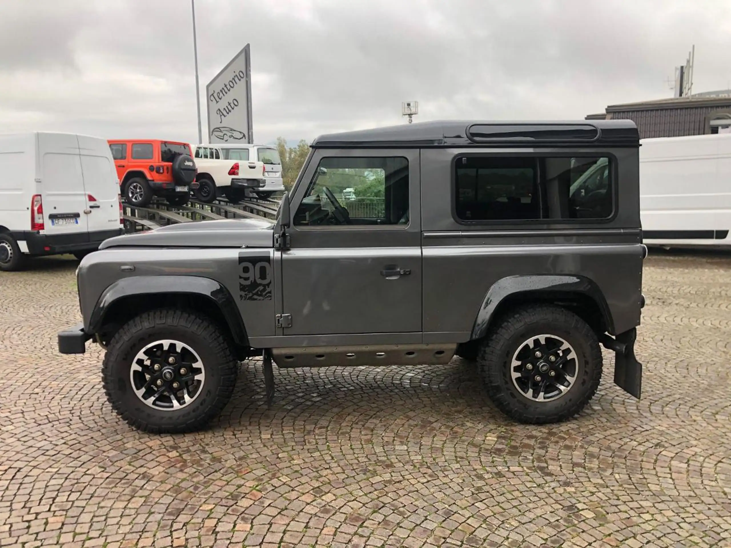 Land Rover - Defender