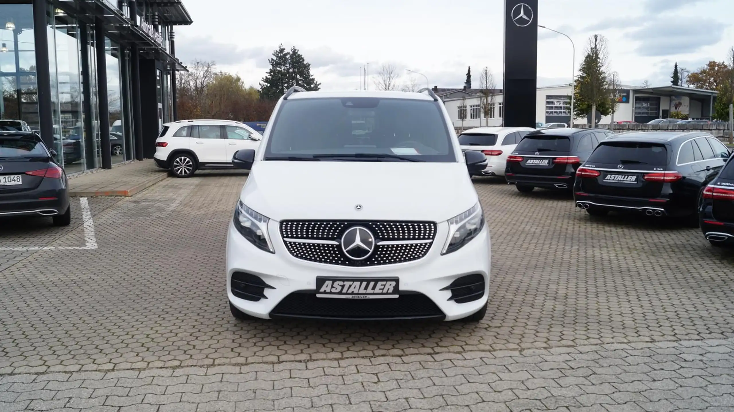 Mercedes-Benz - V 220