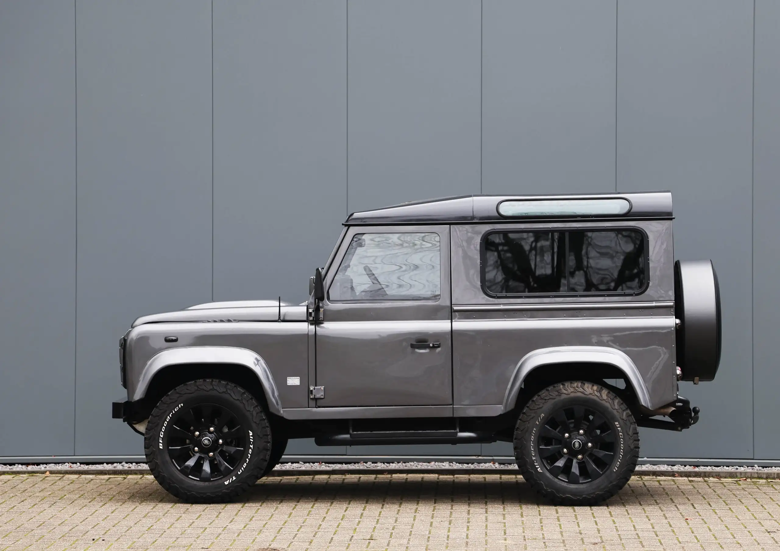 Land Rover - Defender