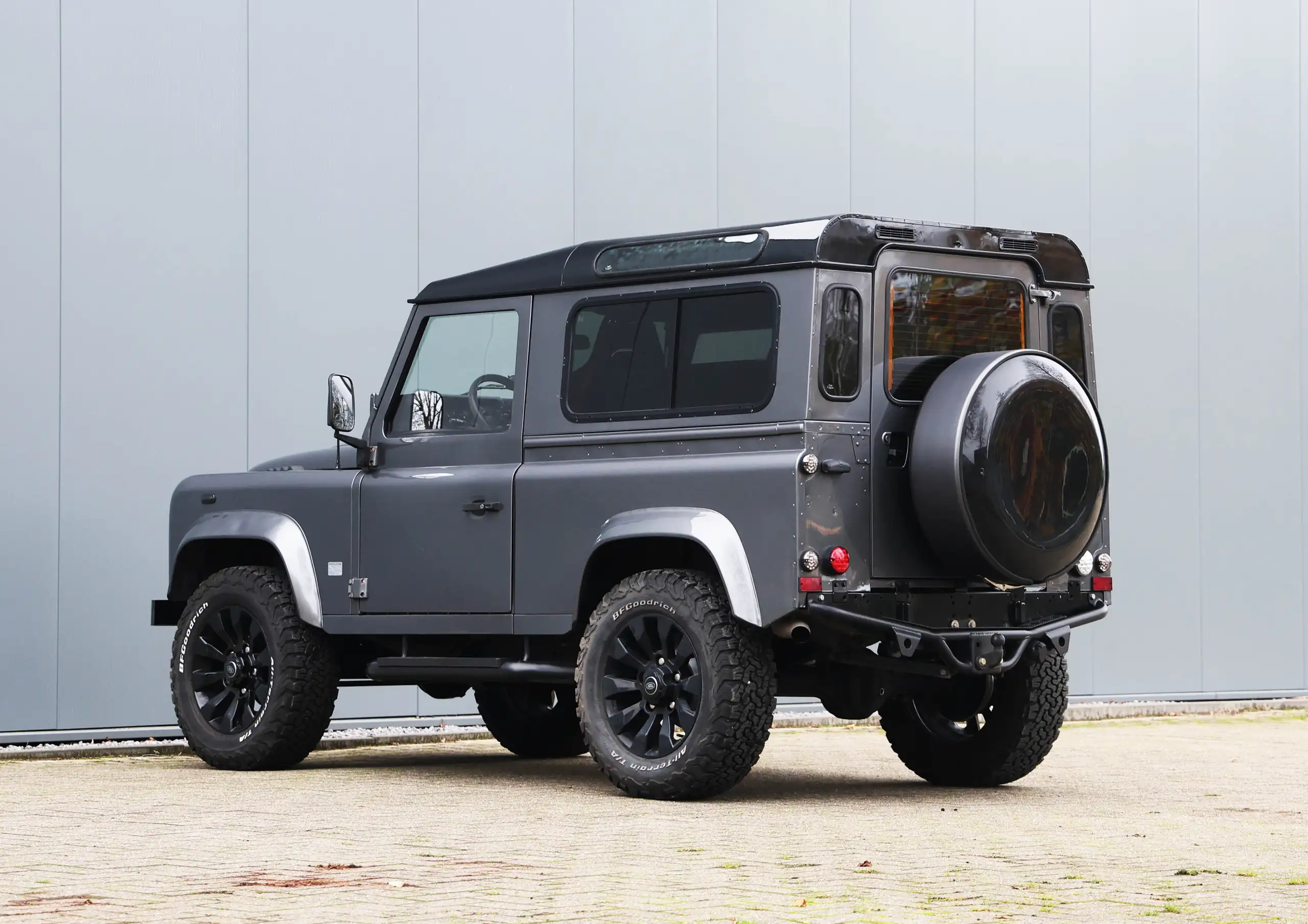 Land Rover - Defender