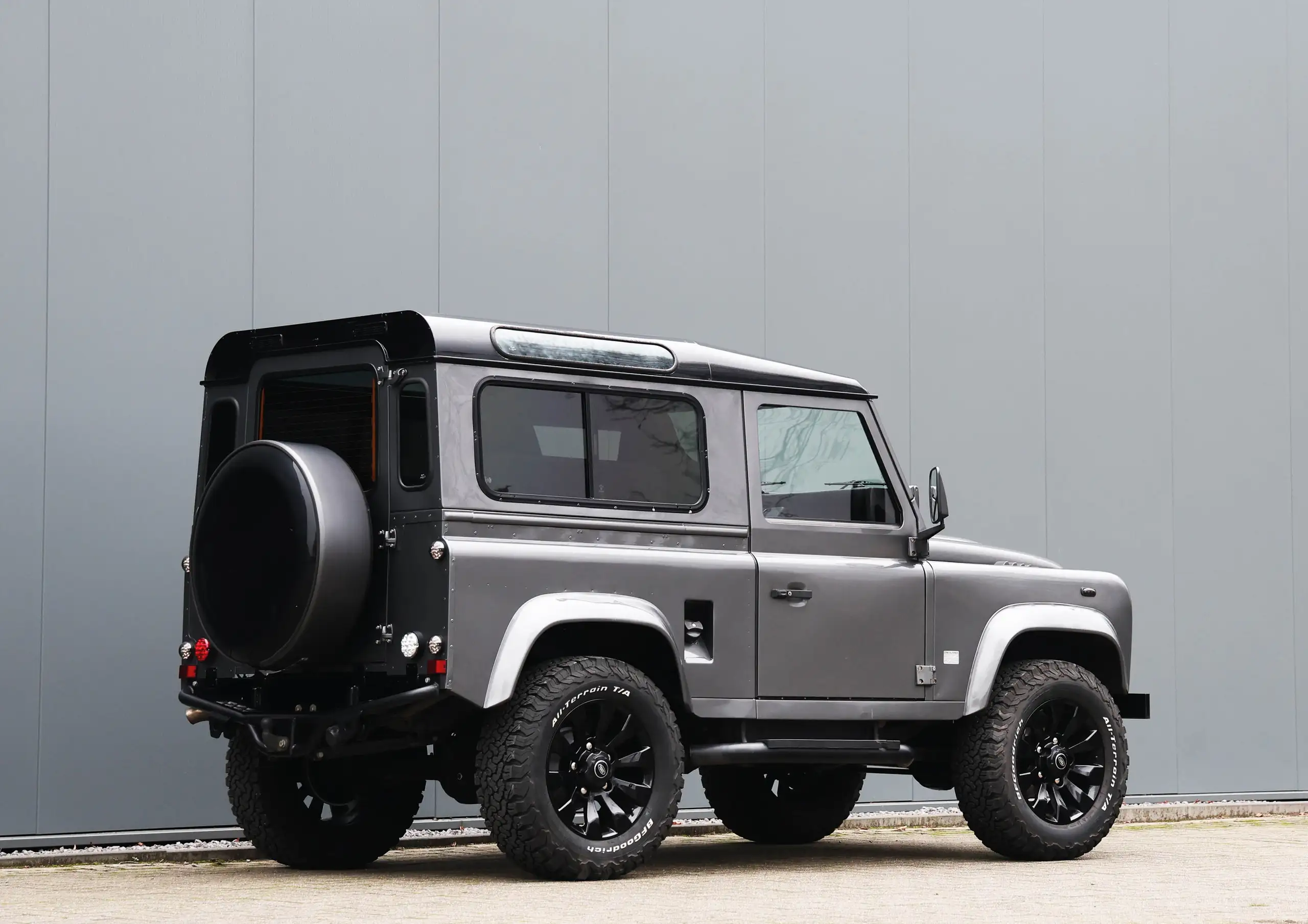 Land Rover - Defender