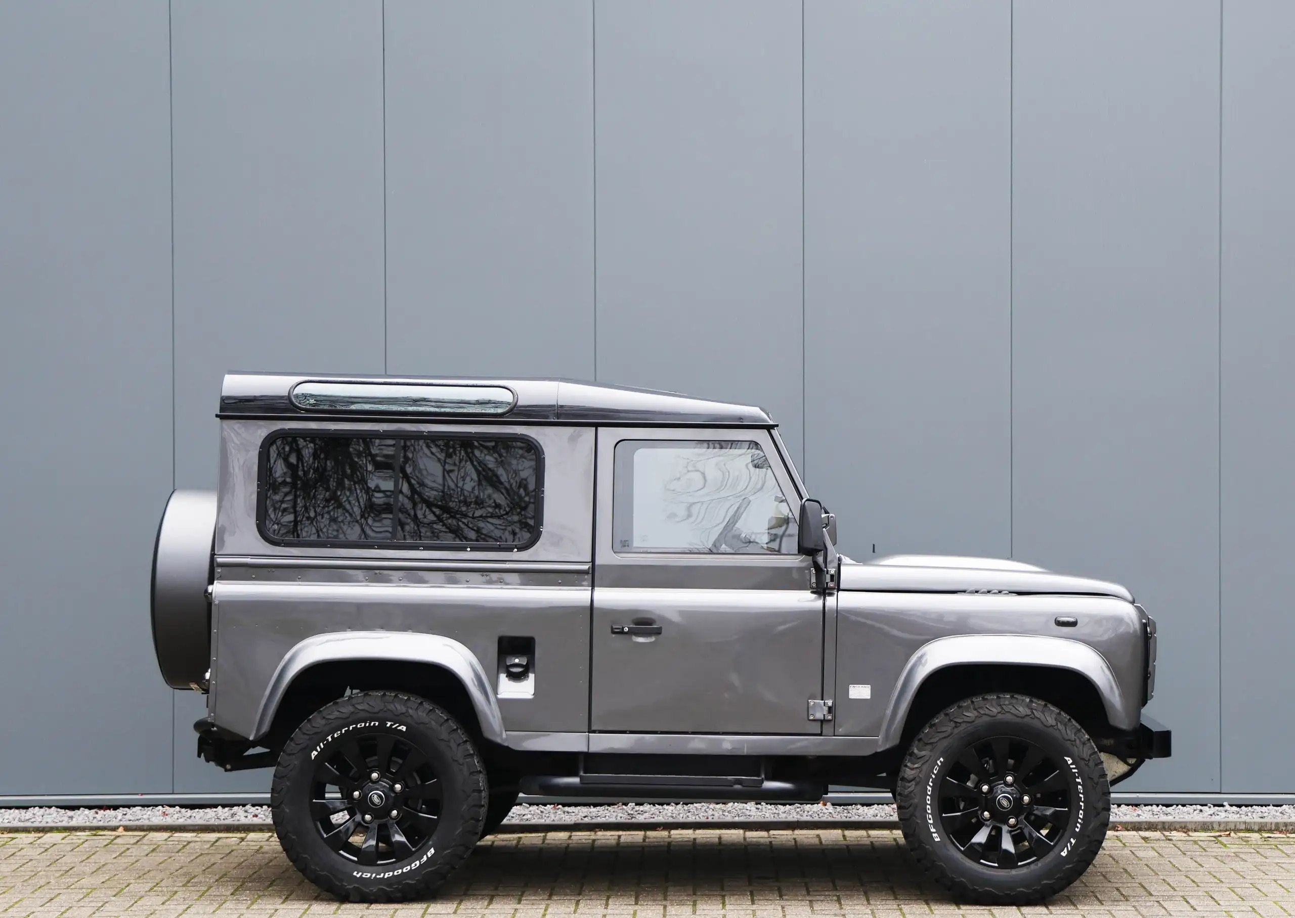 Land Rover - Defender