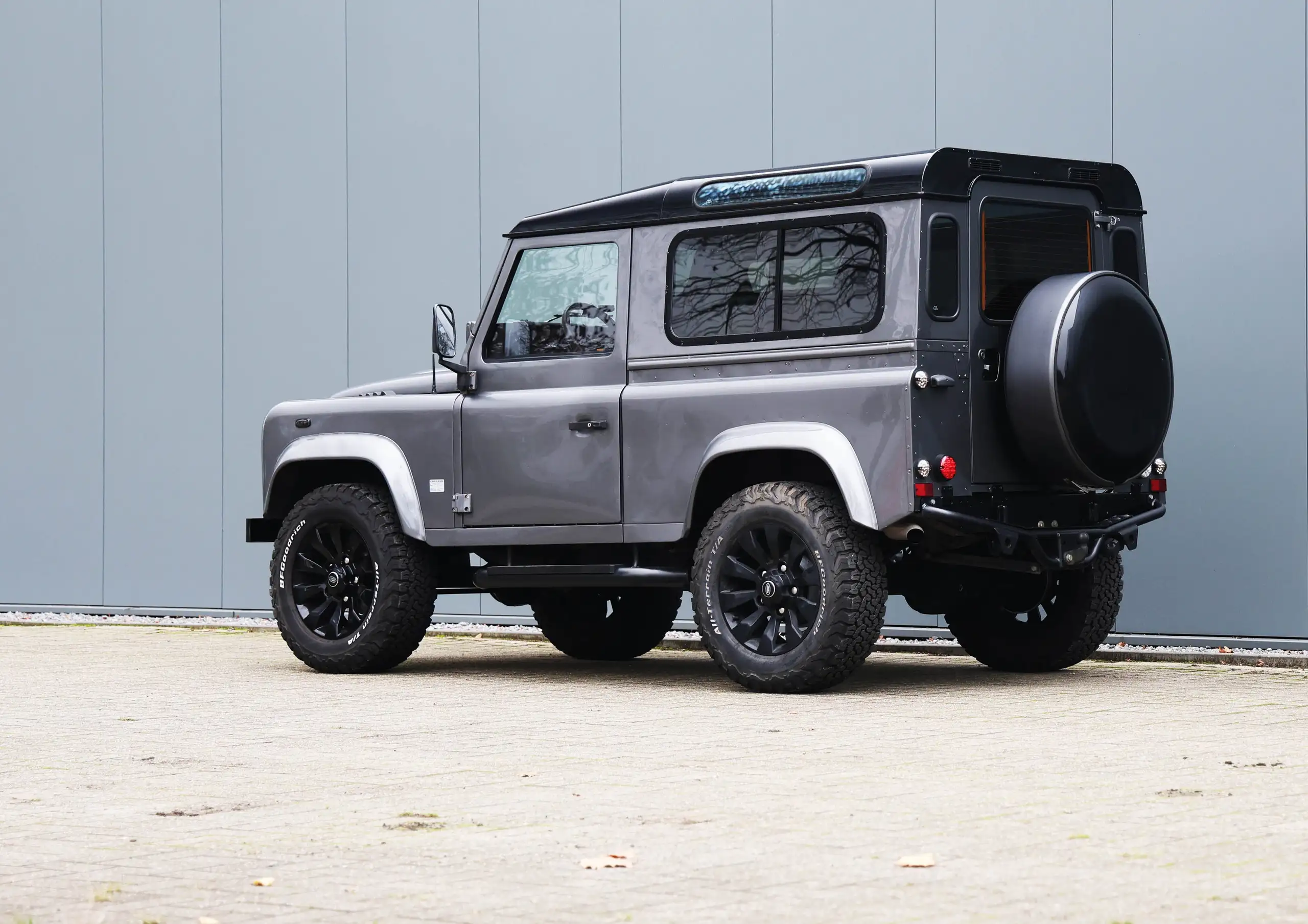 Land Rover - Defender