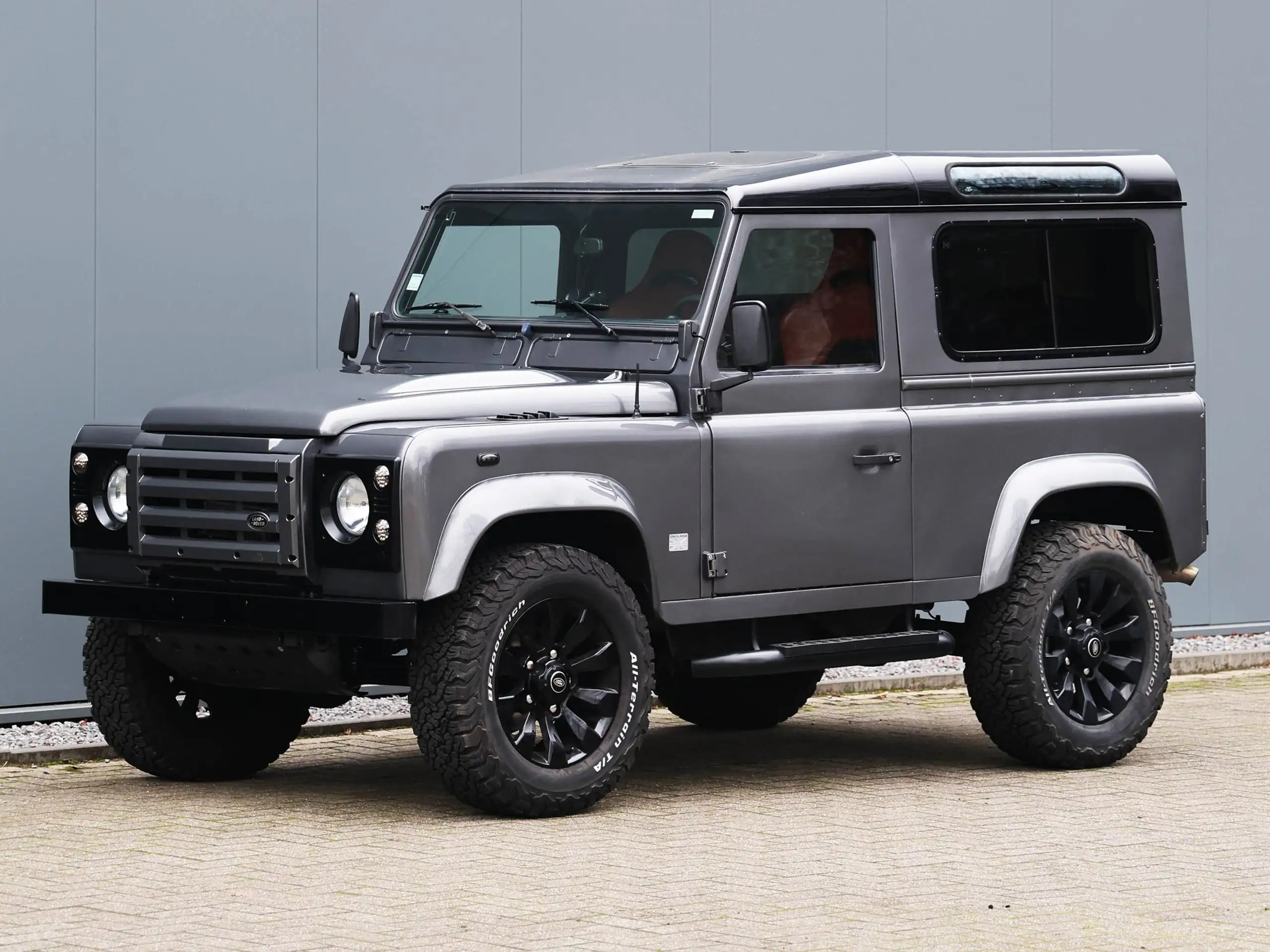 Land Rover - Defender