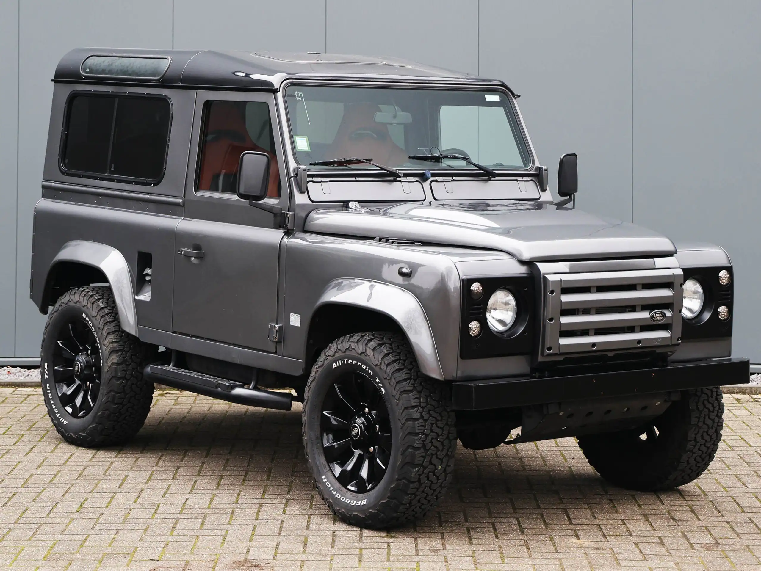 Land Rover - Defender