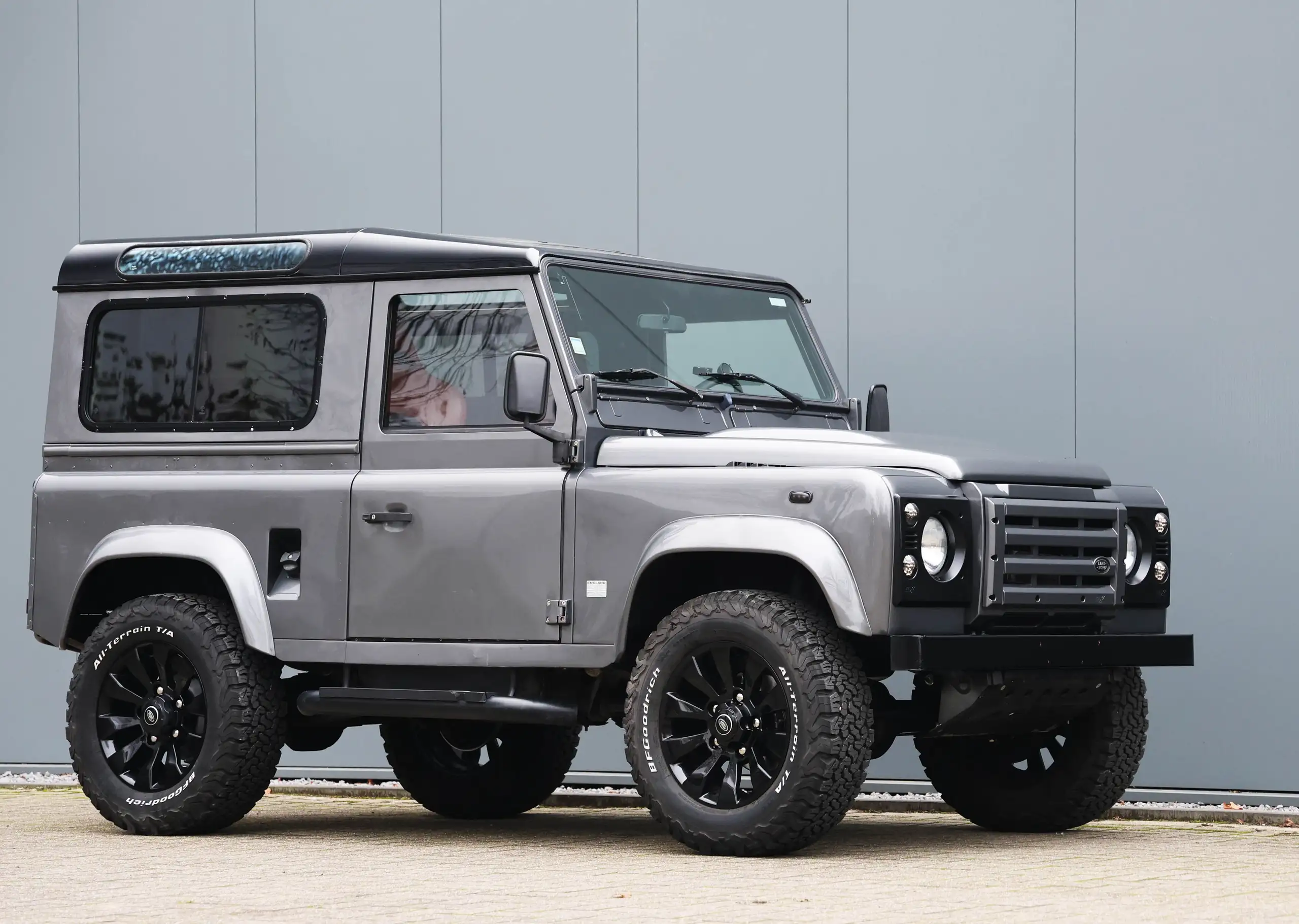 Land Rover - Defender