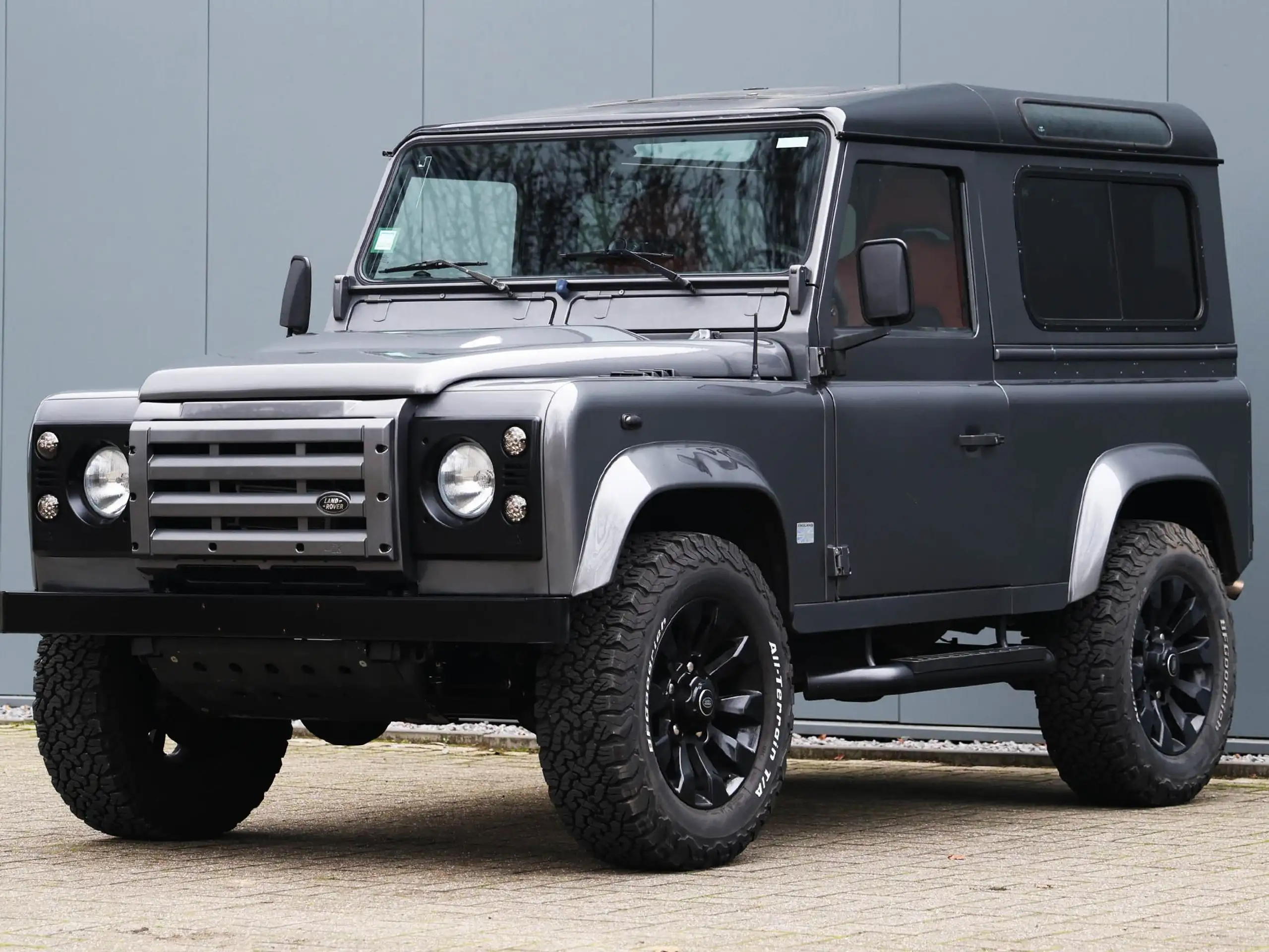 Land Rover - Defender