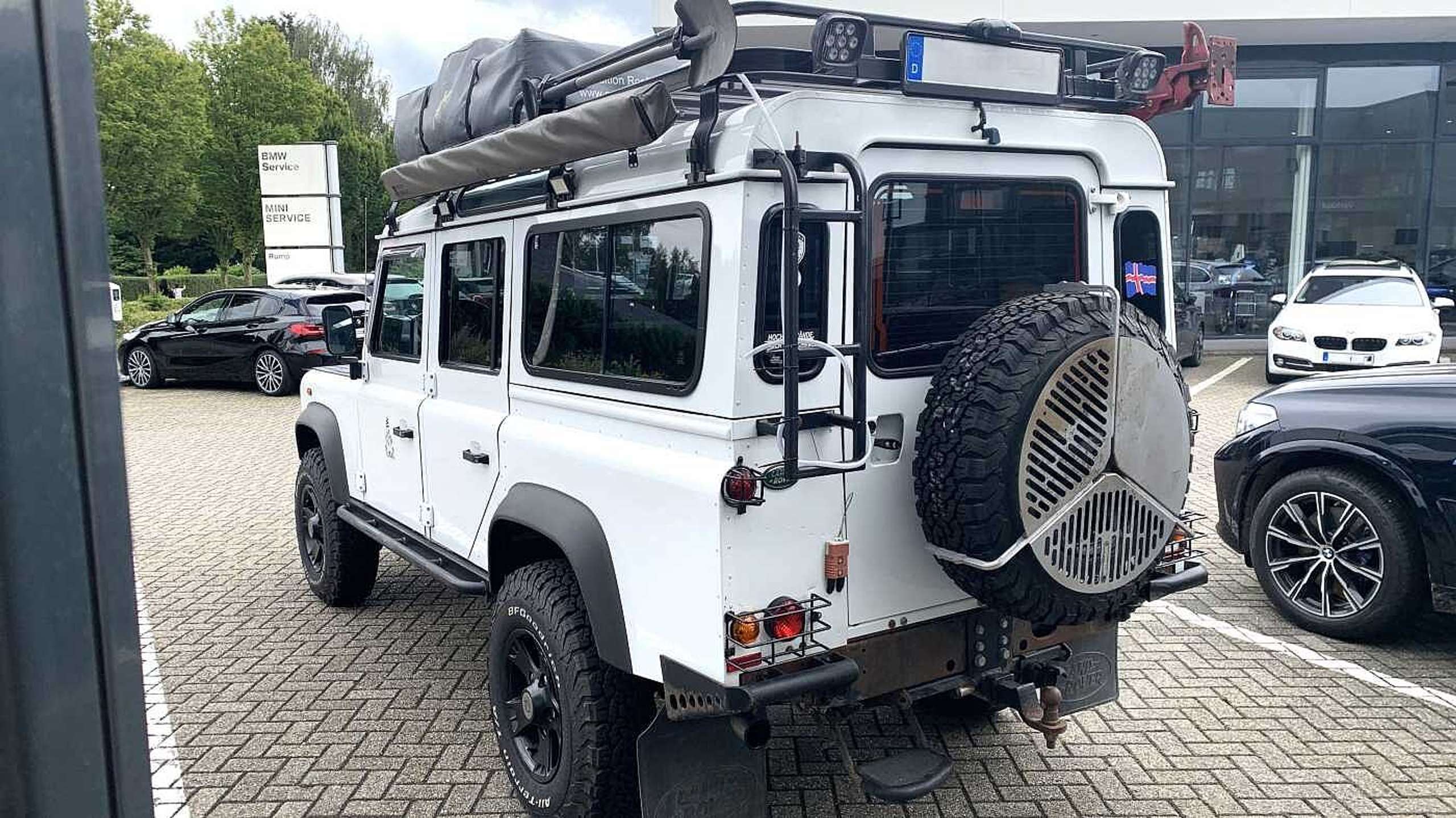 Land Rover - Defender