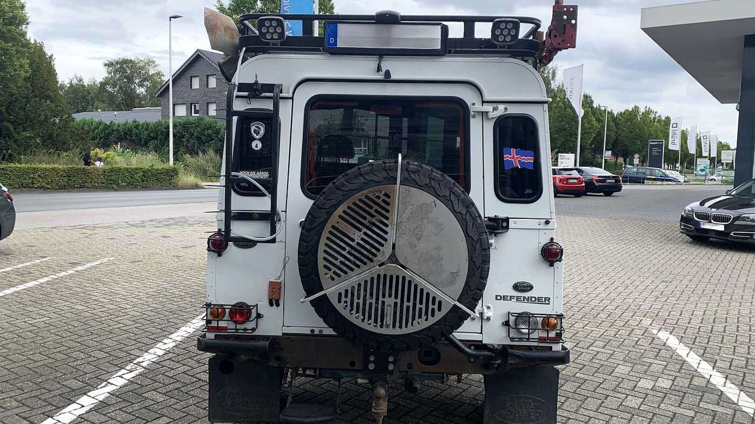 Land Rover - Defender