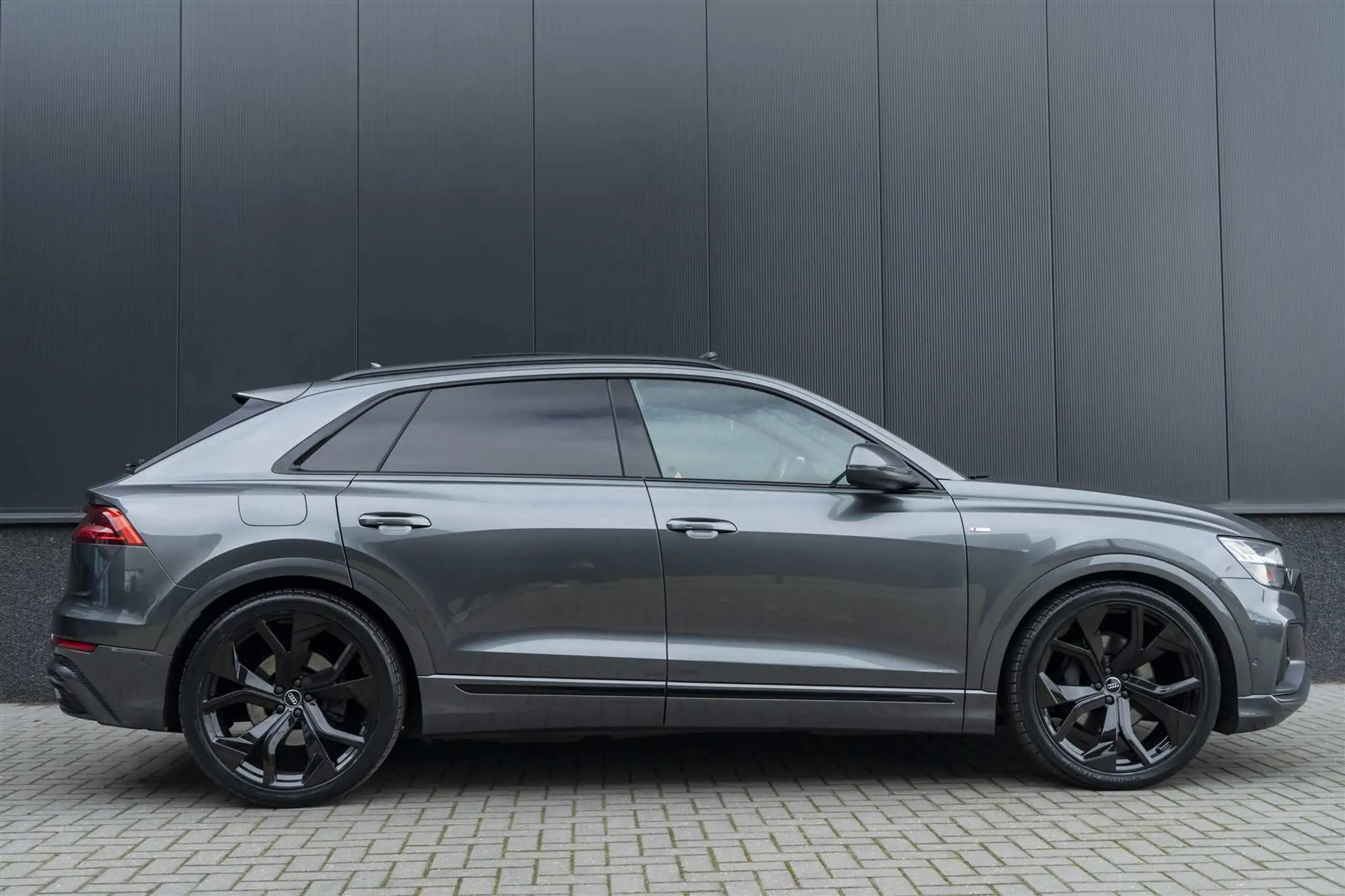 Audi - Q8