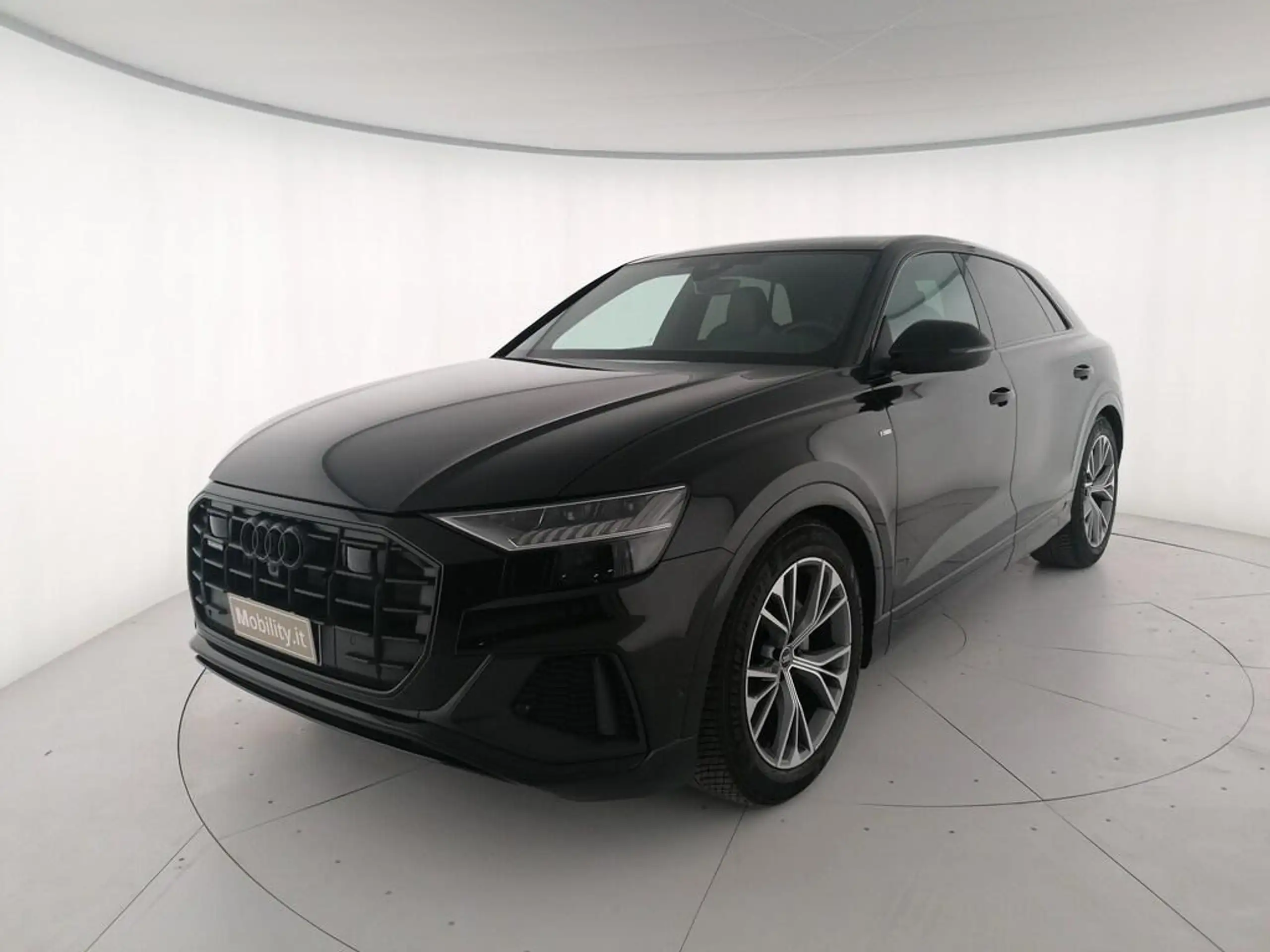 Audi - Q8