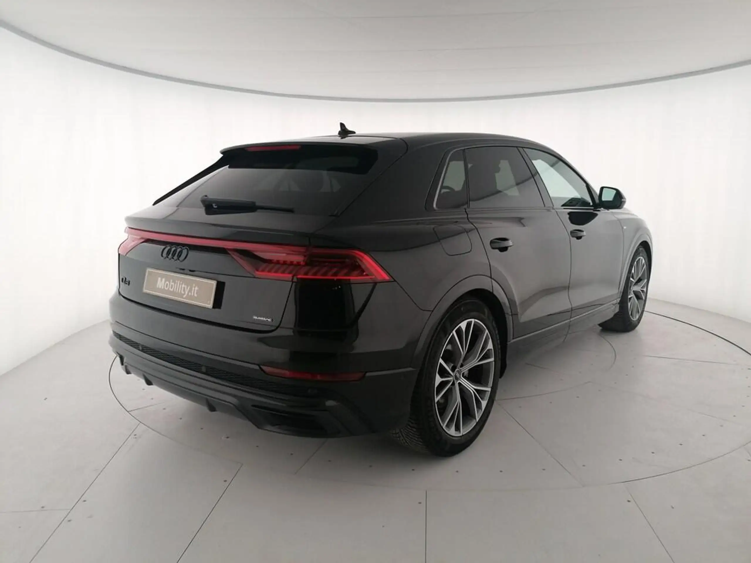 Audi - Q8