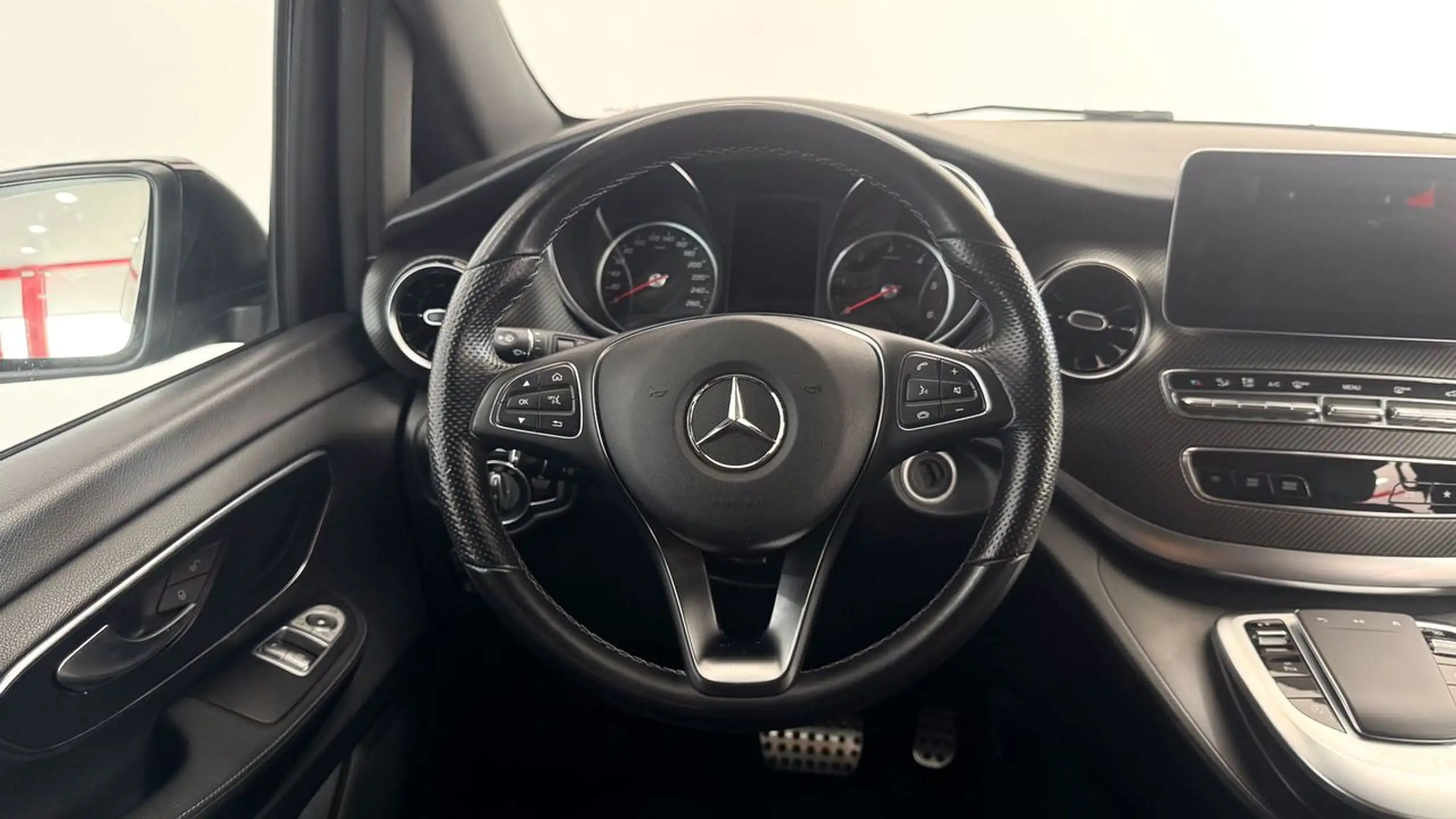 Mercedes-Benz - V