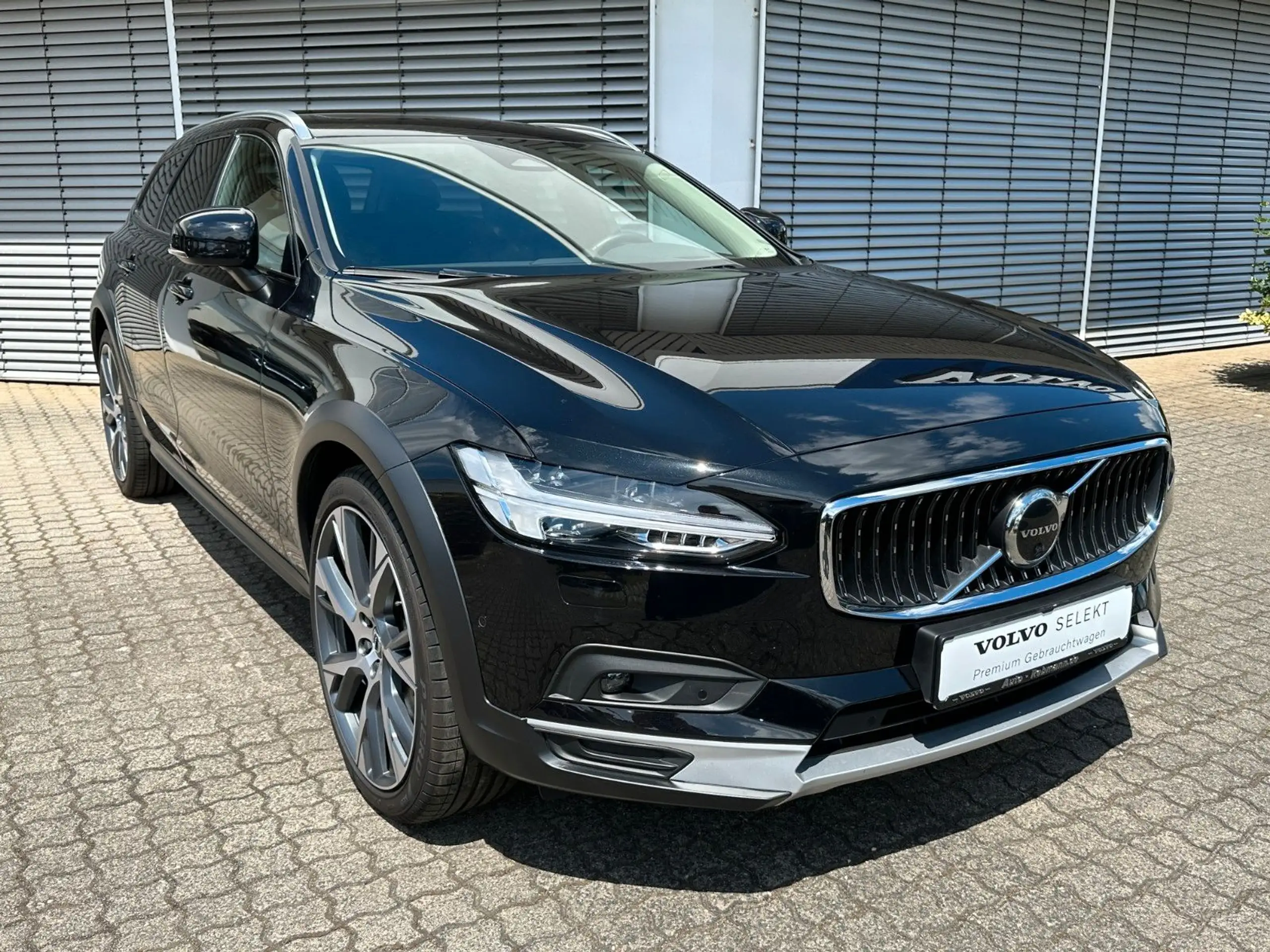 Volvo - V90 Cross Country